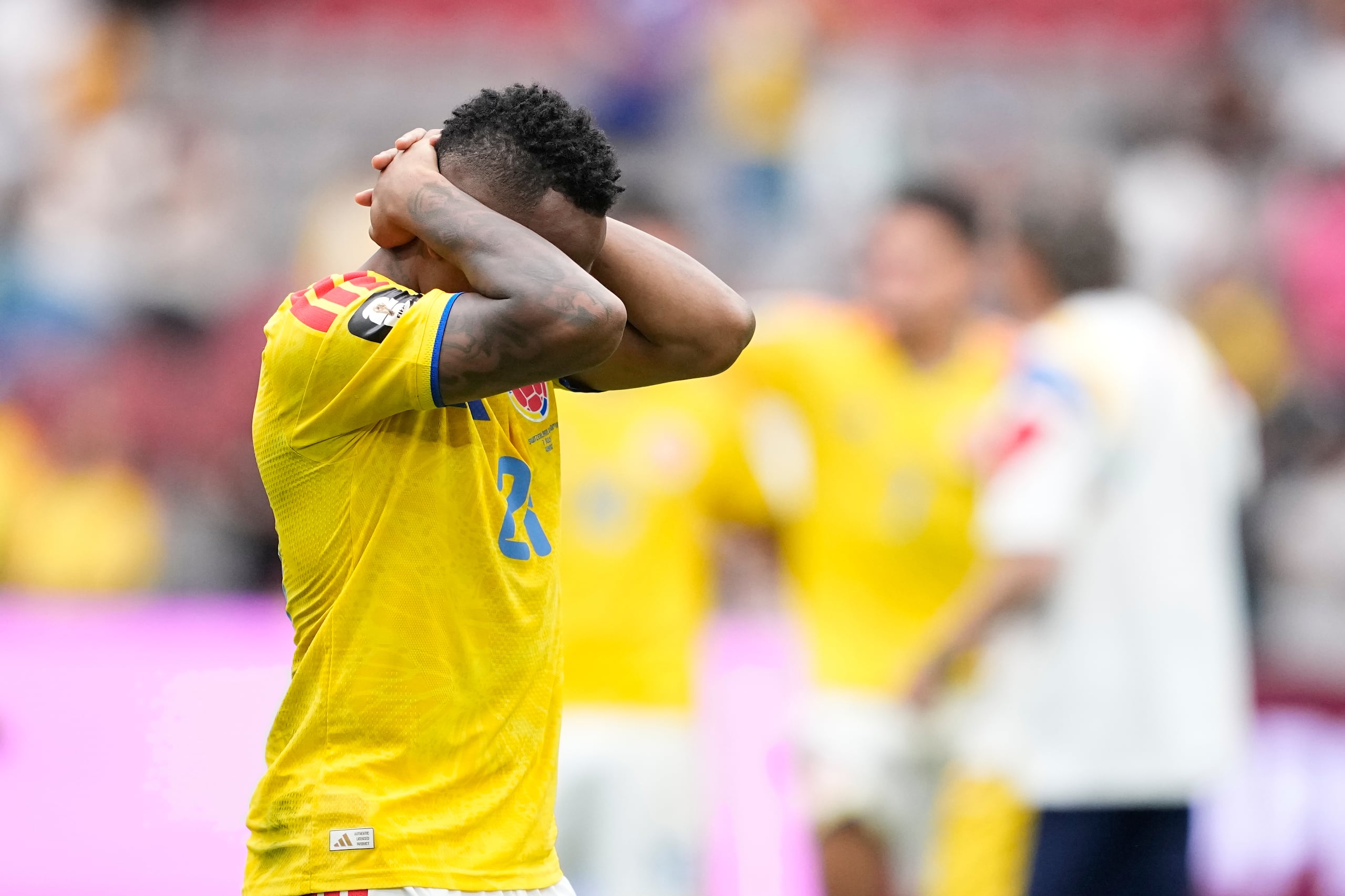 Jaminton Campaz, de Colombia, se lamenta tras la derrota en penales contra Suiza en el Mundial.