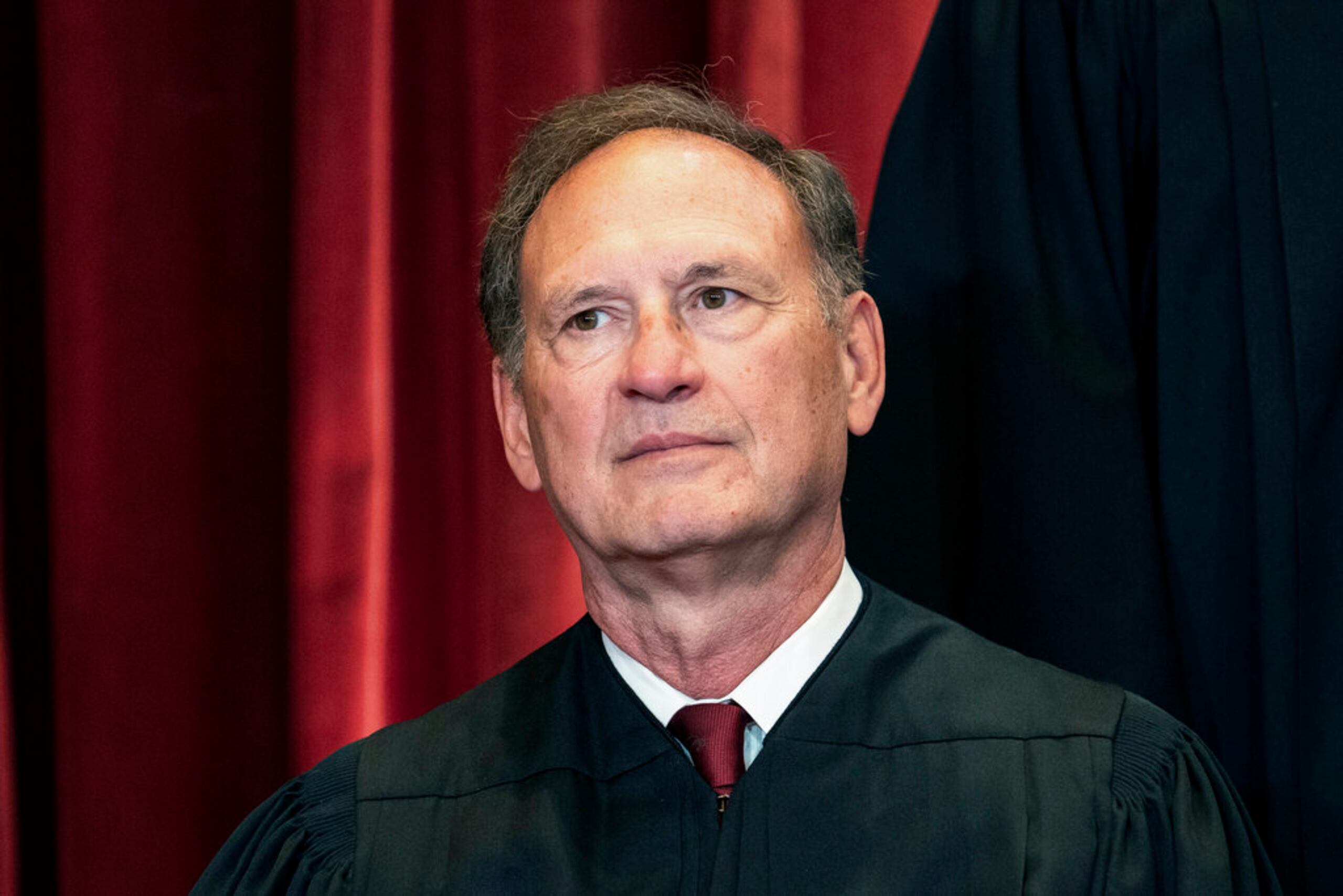El juez asociado Samuel Alito se sienta durante una foto grupal en el Tribunal Supremo de Estados Unidos el 23 de abril de 2021.