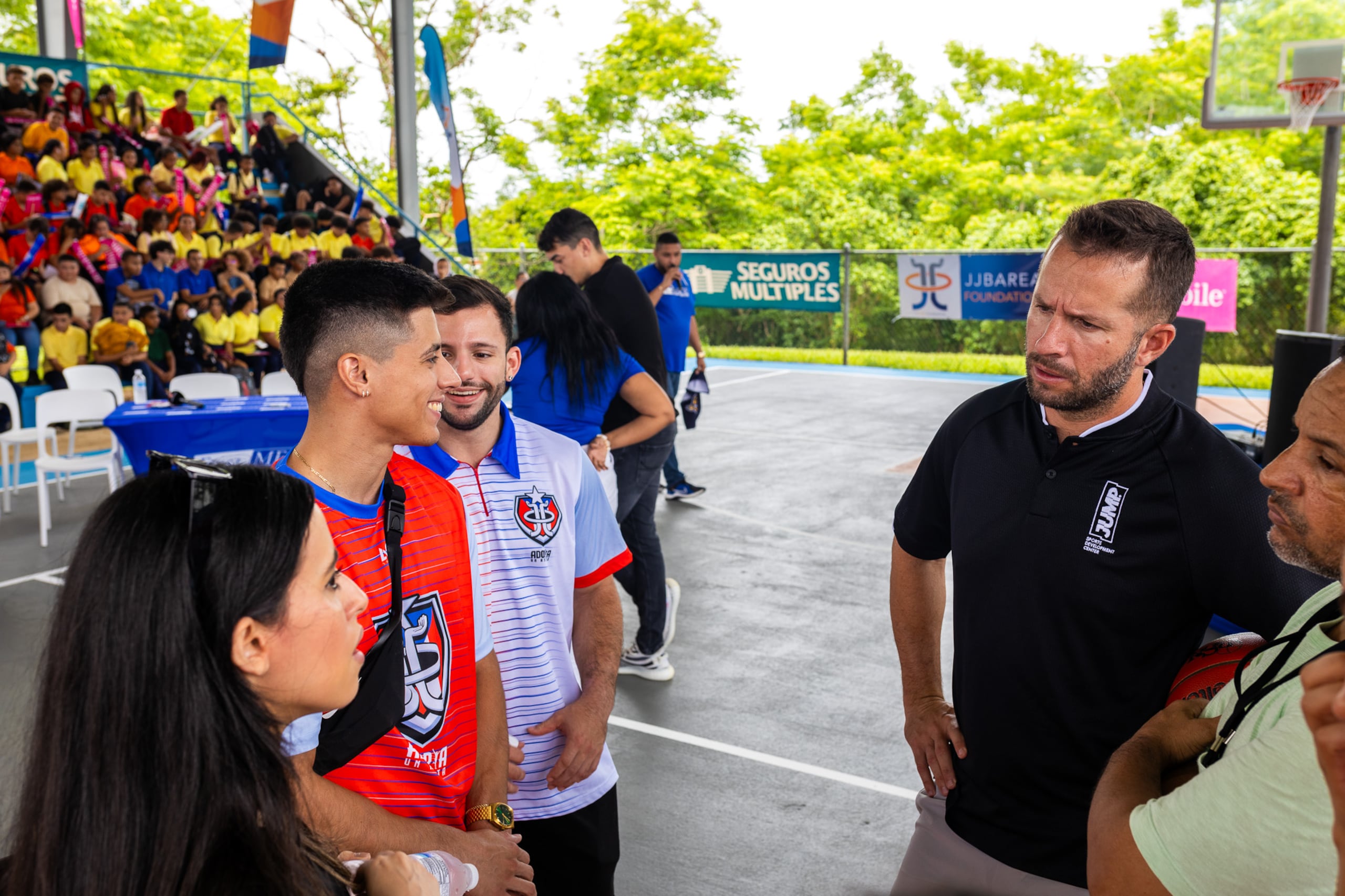 José Juan Barea participó en la inauguración de la cancha remozada.