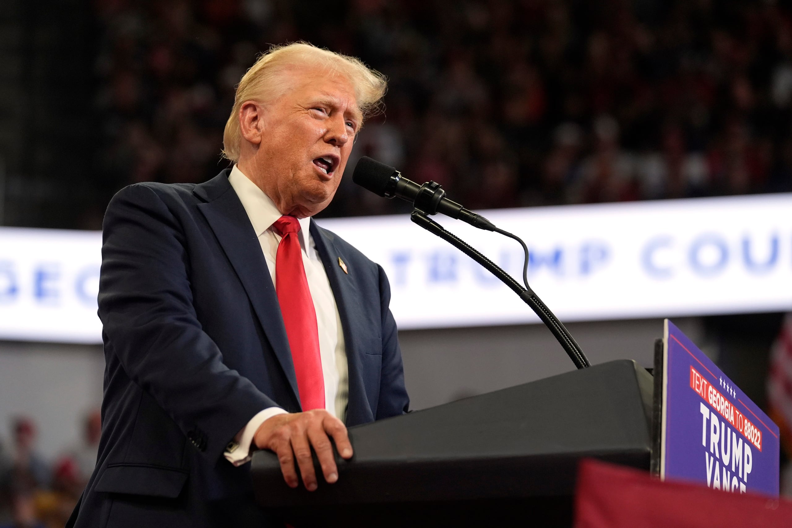 Trump atacó al gobernador de Georgia, Brian Kemp de su derrota en el 2020, pero se pronostica que necesitará su ayuda para prevalecer en ese estado, en el que el resultado electoral suele variar.
