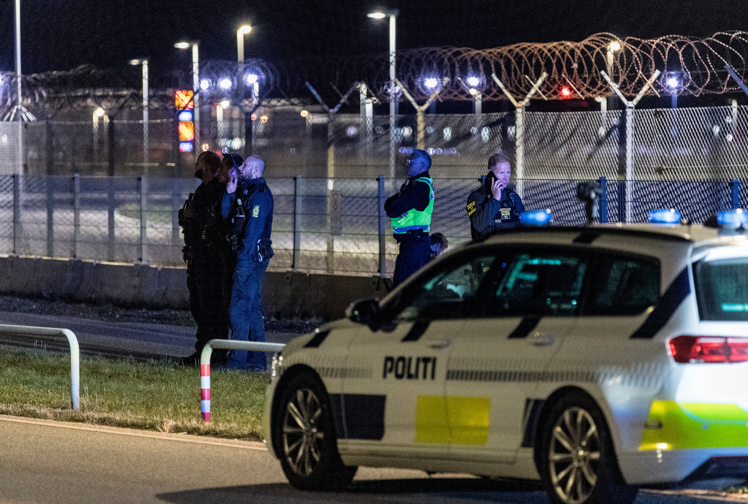 Policía danesa patrulla en un aeropuerto de Copenhague, Dinamarca, el lunes 22 de septiembre de 2025. (Steven Knap/Ritzau Scanpix via AP)