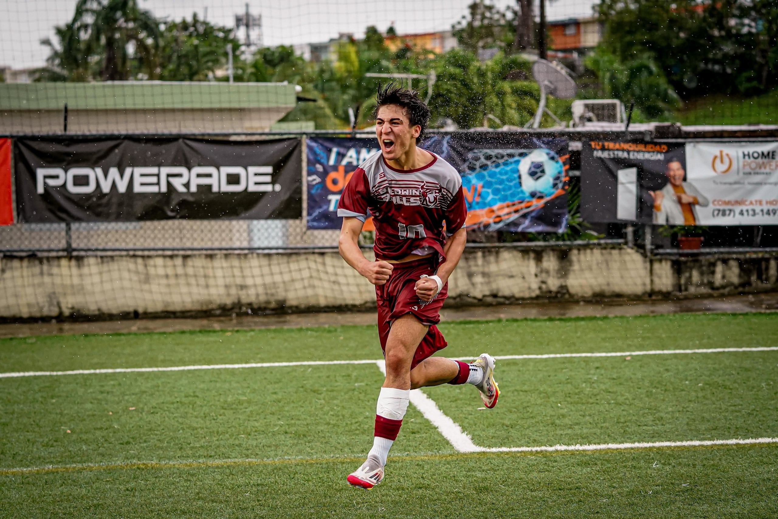 Juan Carlos Leizan, de Baldwin School, en la Copa Buzzer Beater de fútbol.