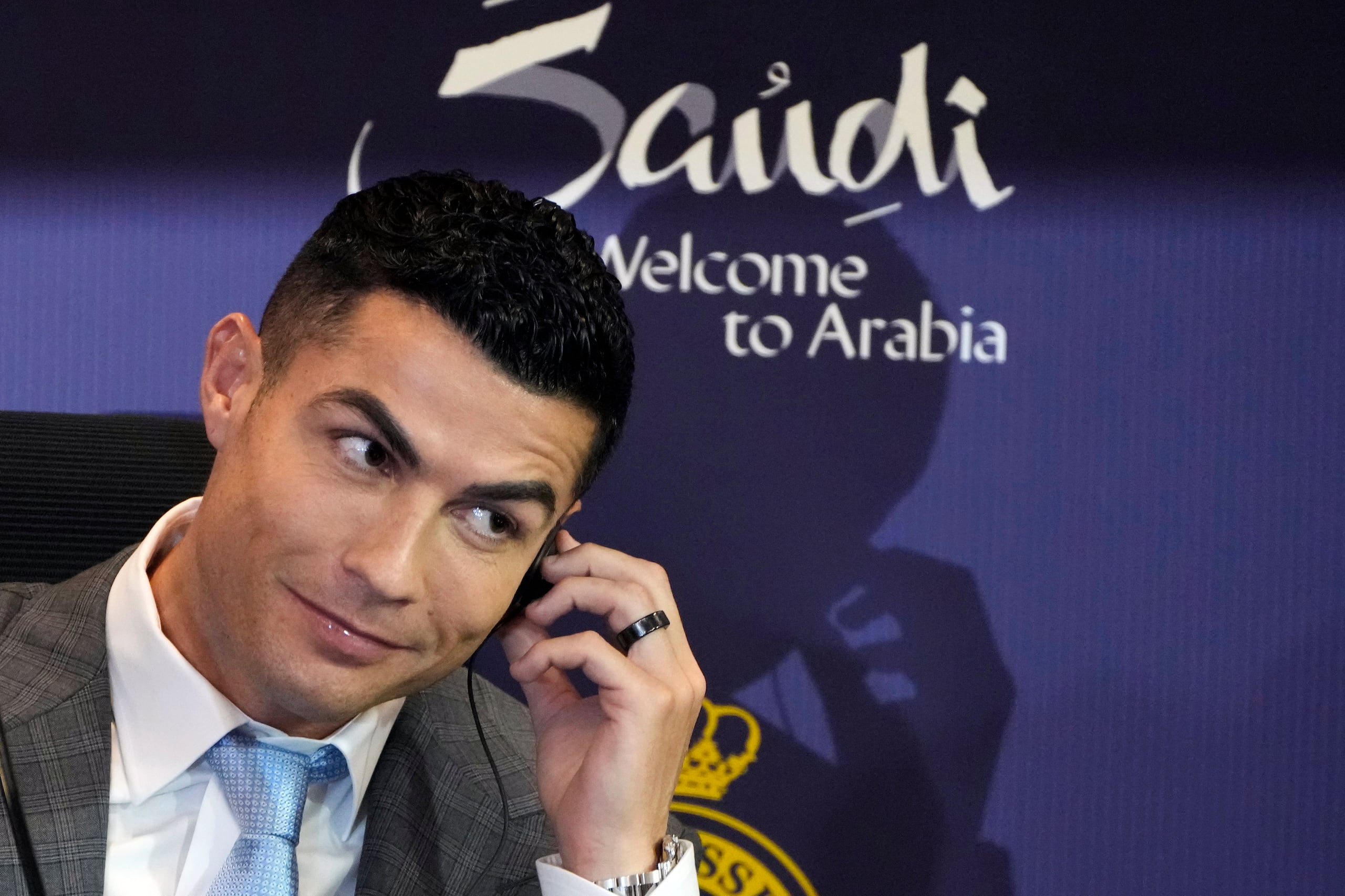 ARCHIVO - Cristiano Ronaldo habla durante una conferencia de prensa en que se le presentó como nuevo futbolista del Al Nassr en Riad, Arabia Saudí, el 3 de enero de 2023 (AP Foto/Amr Nabil, archivo)