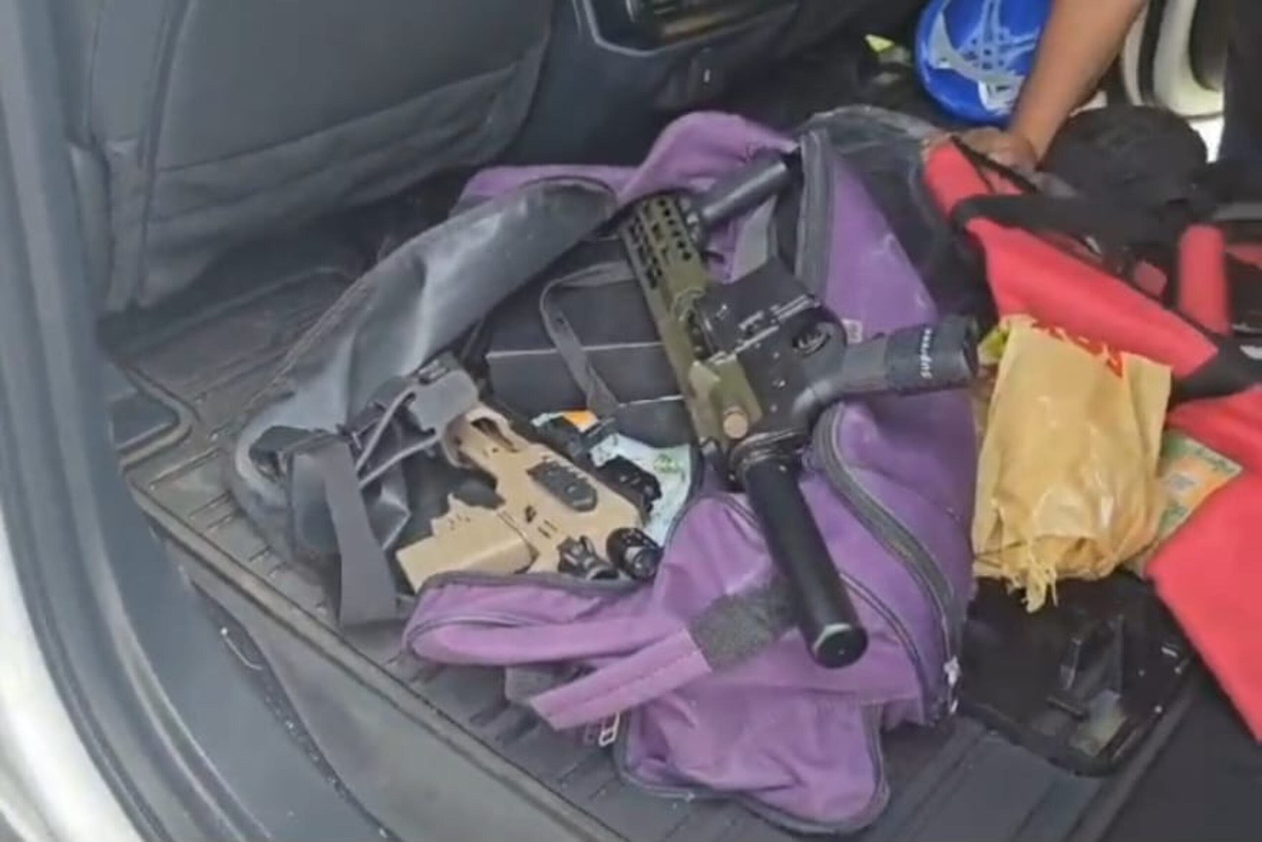 Armas ilegales ocupadas durante transacción encubierta en el estacionamiento de un centro comercial en Canóvanas.