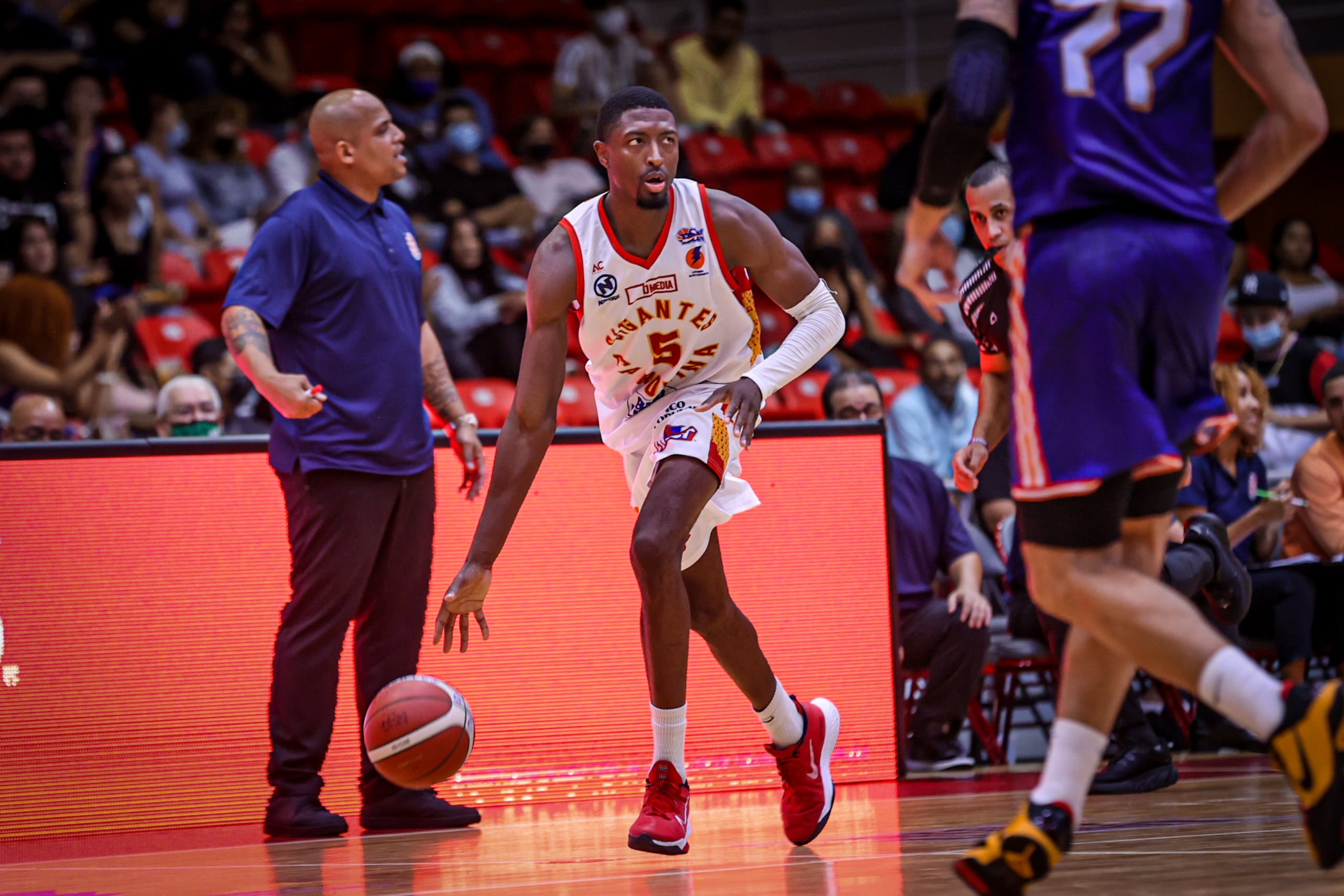 El refuerzo Maurice Kemp en uniforme de los Gigantes de Carolina.
