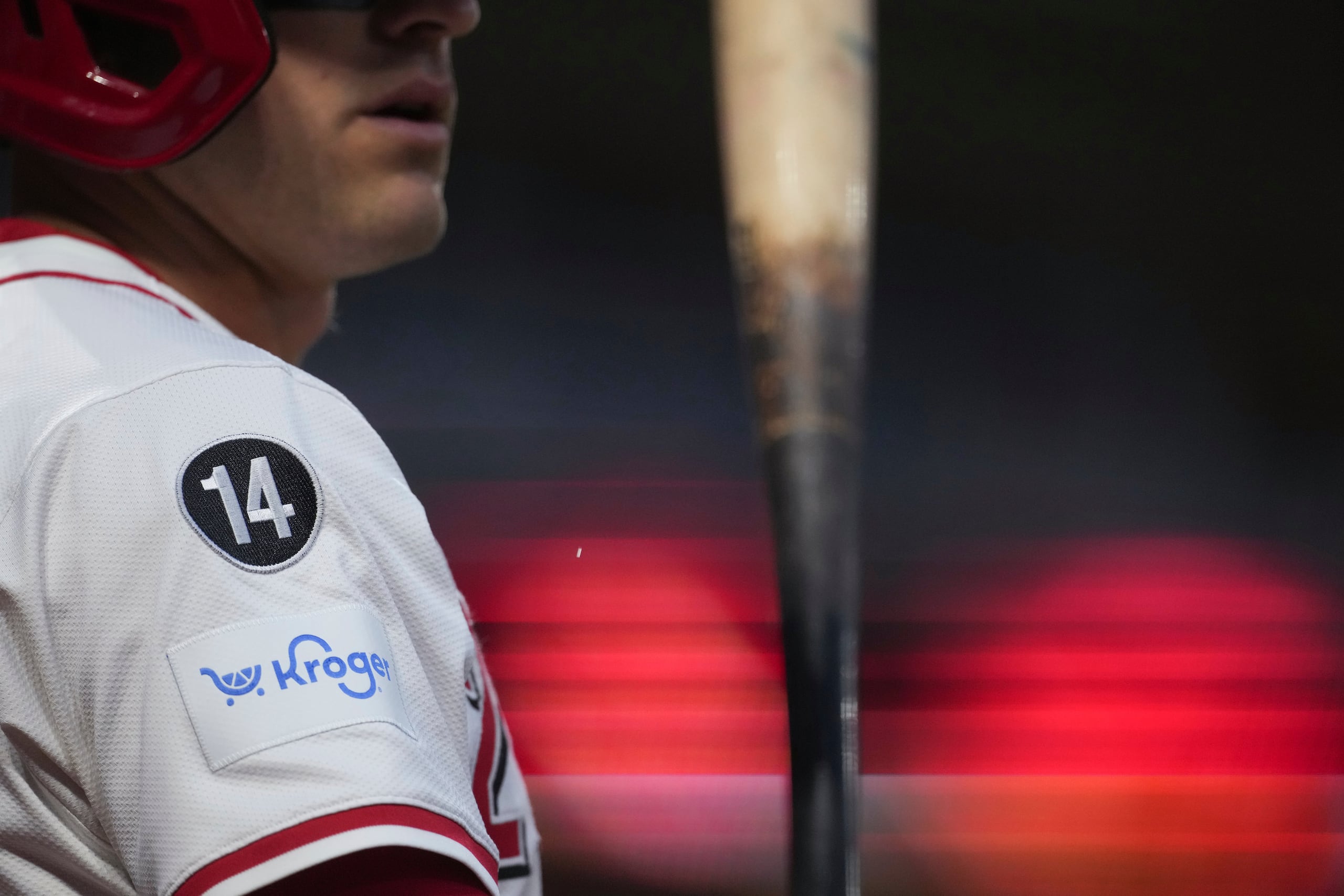 Un parche con el número "14", en honor a la leyenda Pete Rose, adorna la manga de TJ Friedl, de los Reds de Cincinnati , mientras espera su turno al bate en el círculo de espera durante la primera entrada de un juego de béisbol contra los White Sox de Chicago.