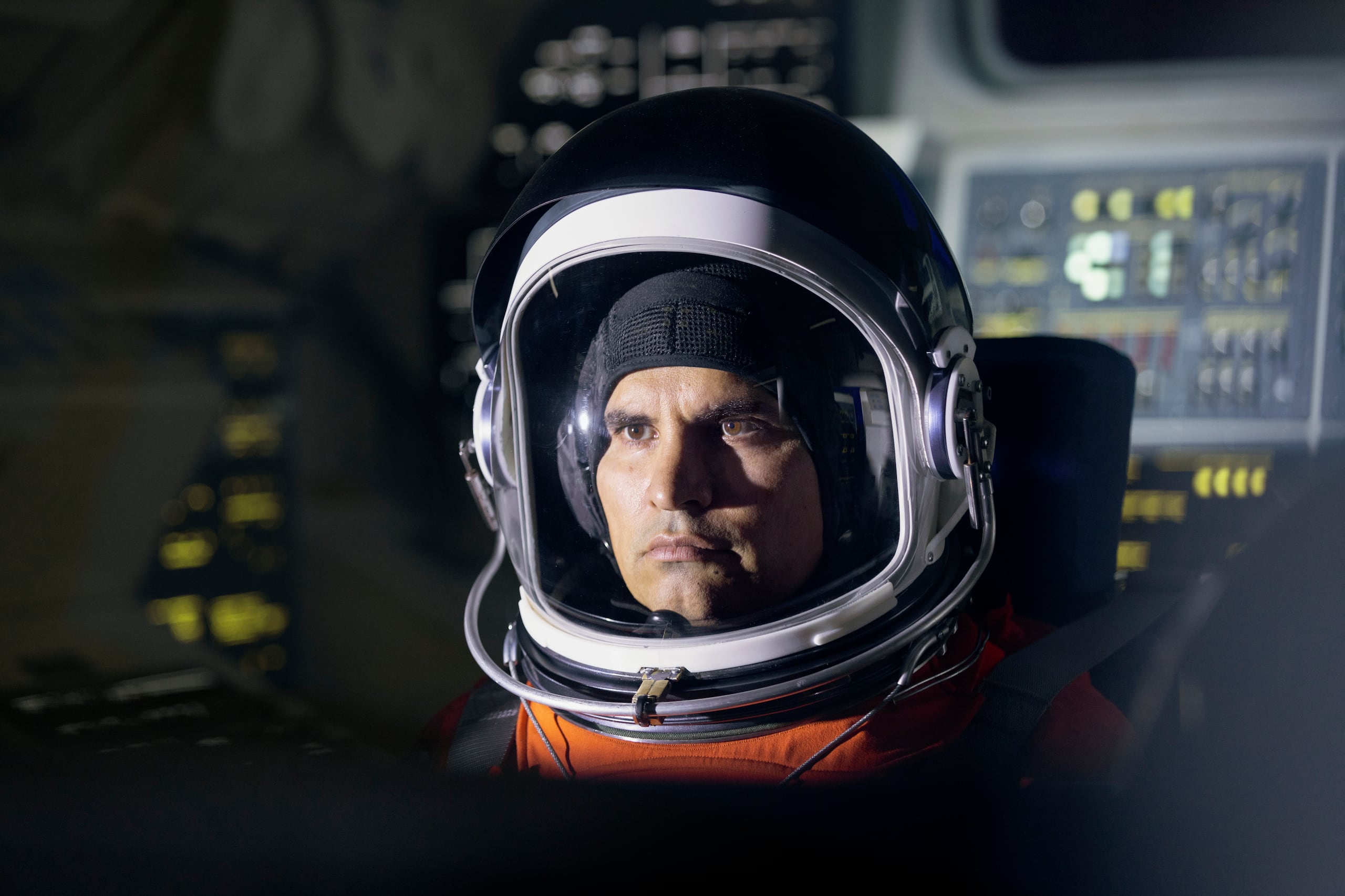 En esta imagen proporcionada por Prime, Michael Peña en una escena de "A Million Miles Away". (Prime vía AP)