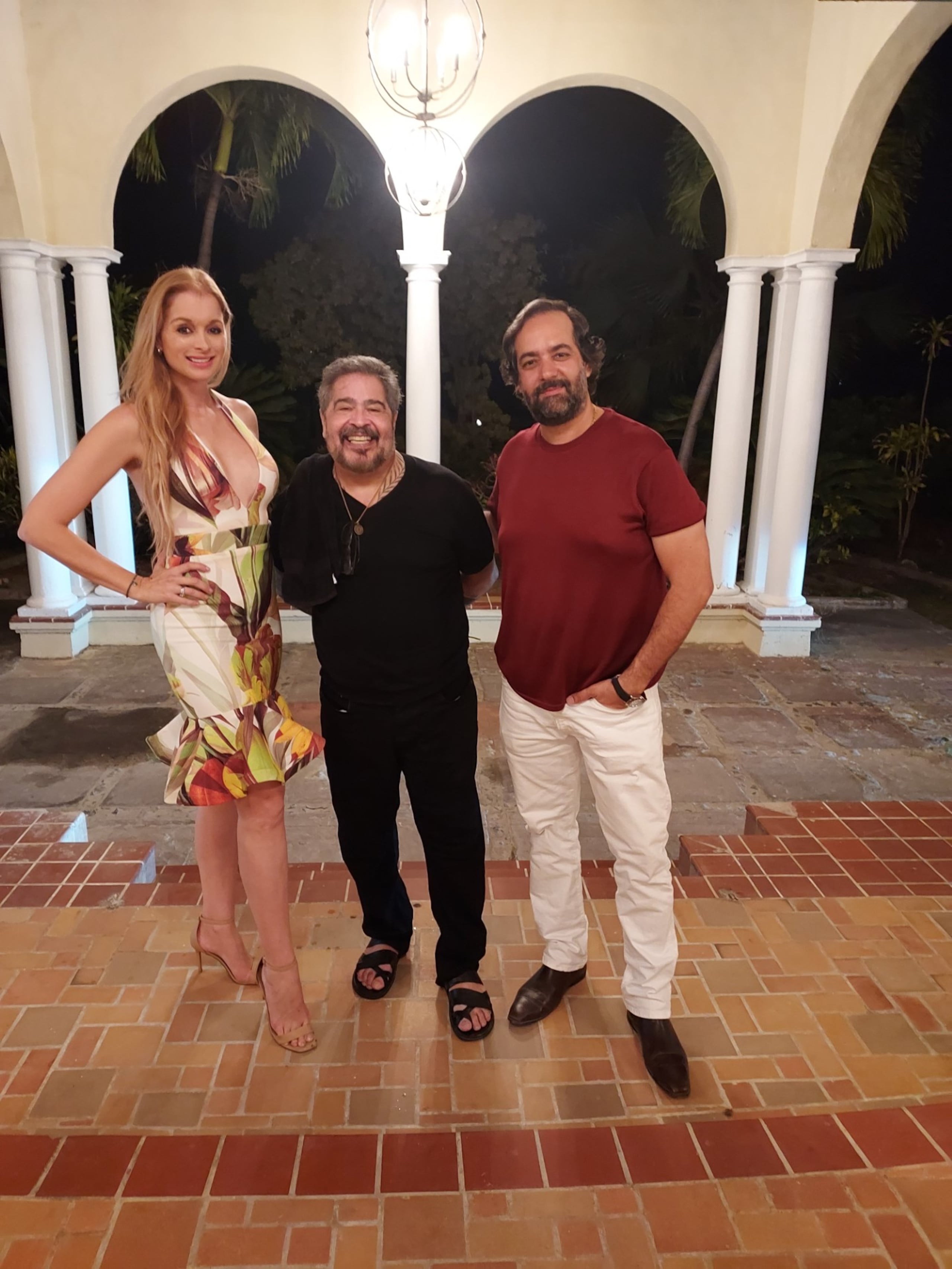 Uma Blasini y su esposo Abel Misla sorprendieron al cantante en la tarima.