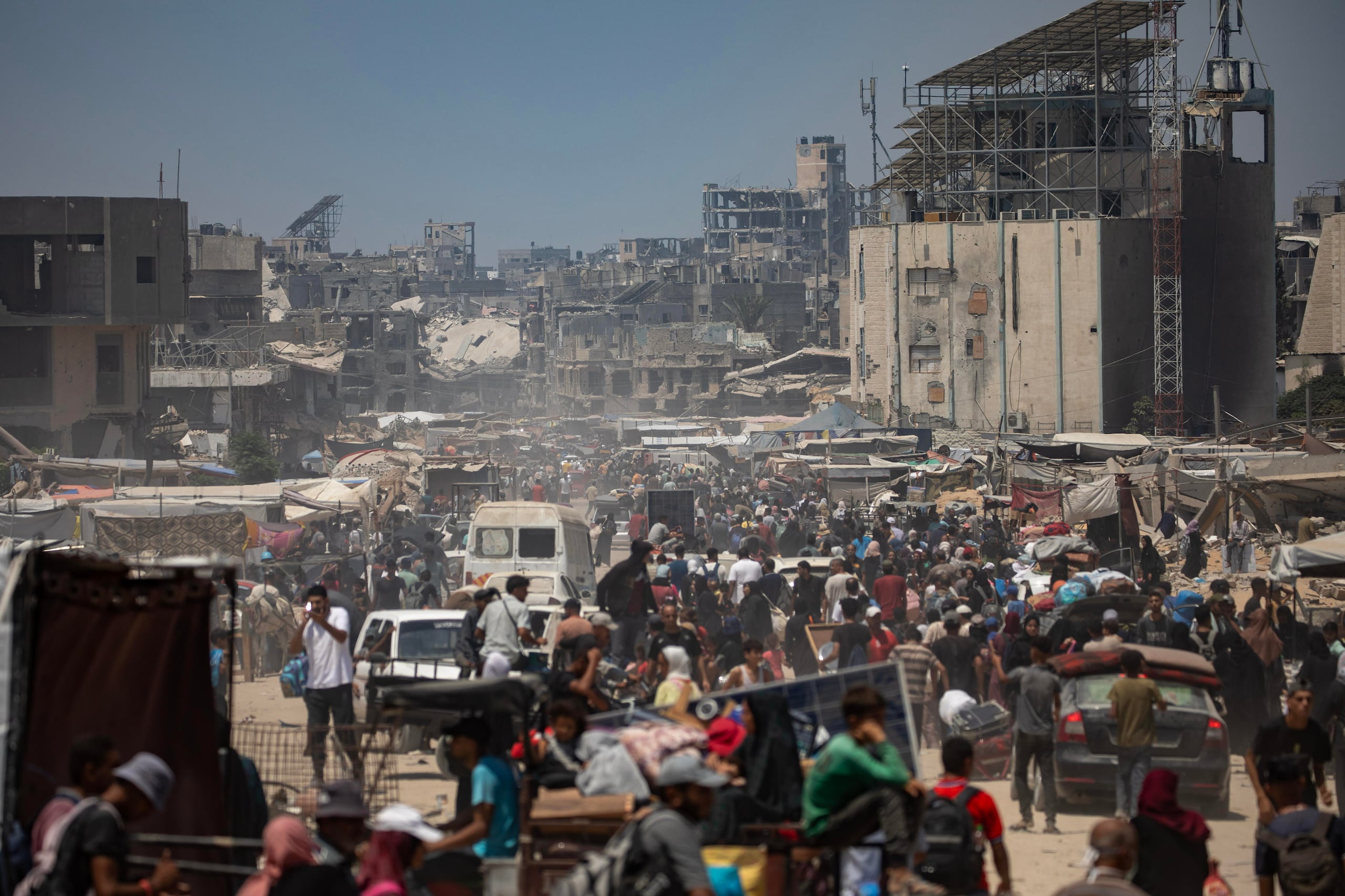 Imagen de decenas de palestinos huyendo de Jan Yunis, en el sur de la Franja de Gaza.