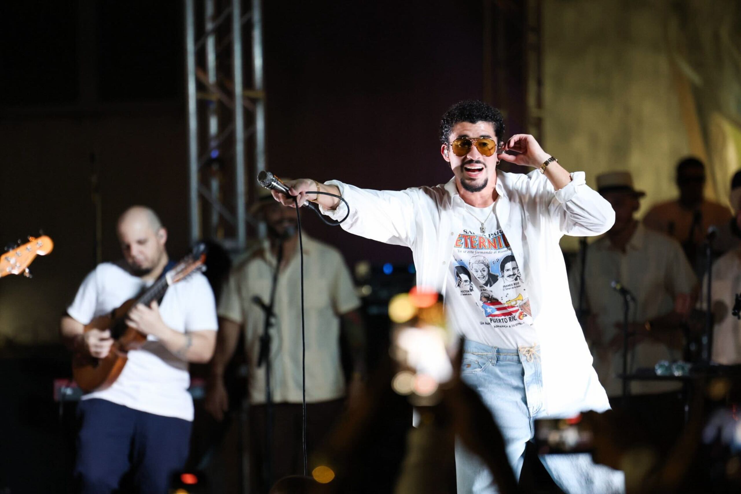Bad Bunny durante una presentación de su disco "DeBÍ TiRAR MáS FOToS" en Río Piedras.