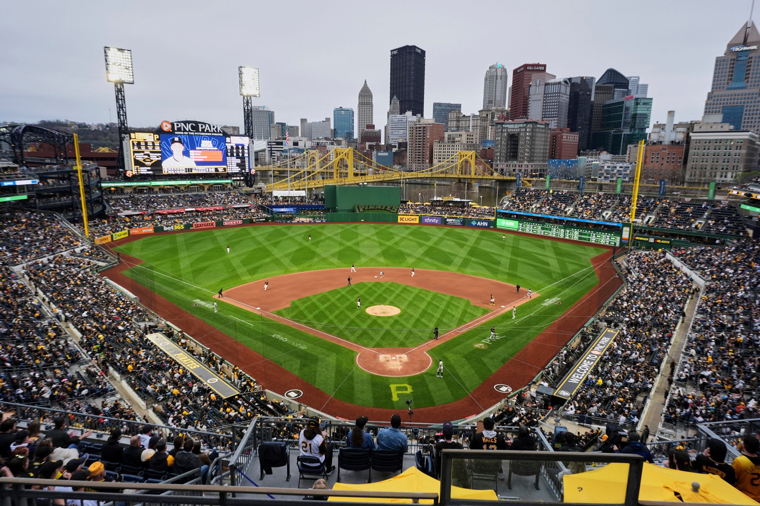 Una multitud del día inaugural observa un juego de béisbol entre los Pirates de Pittsburgh y los Yankees de Nueva York en el PNC Park en Pittsburgh.