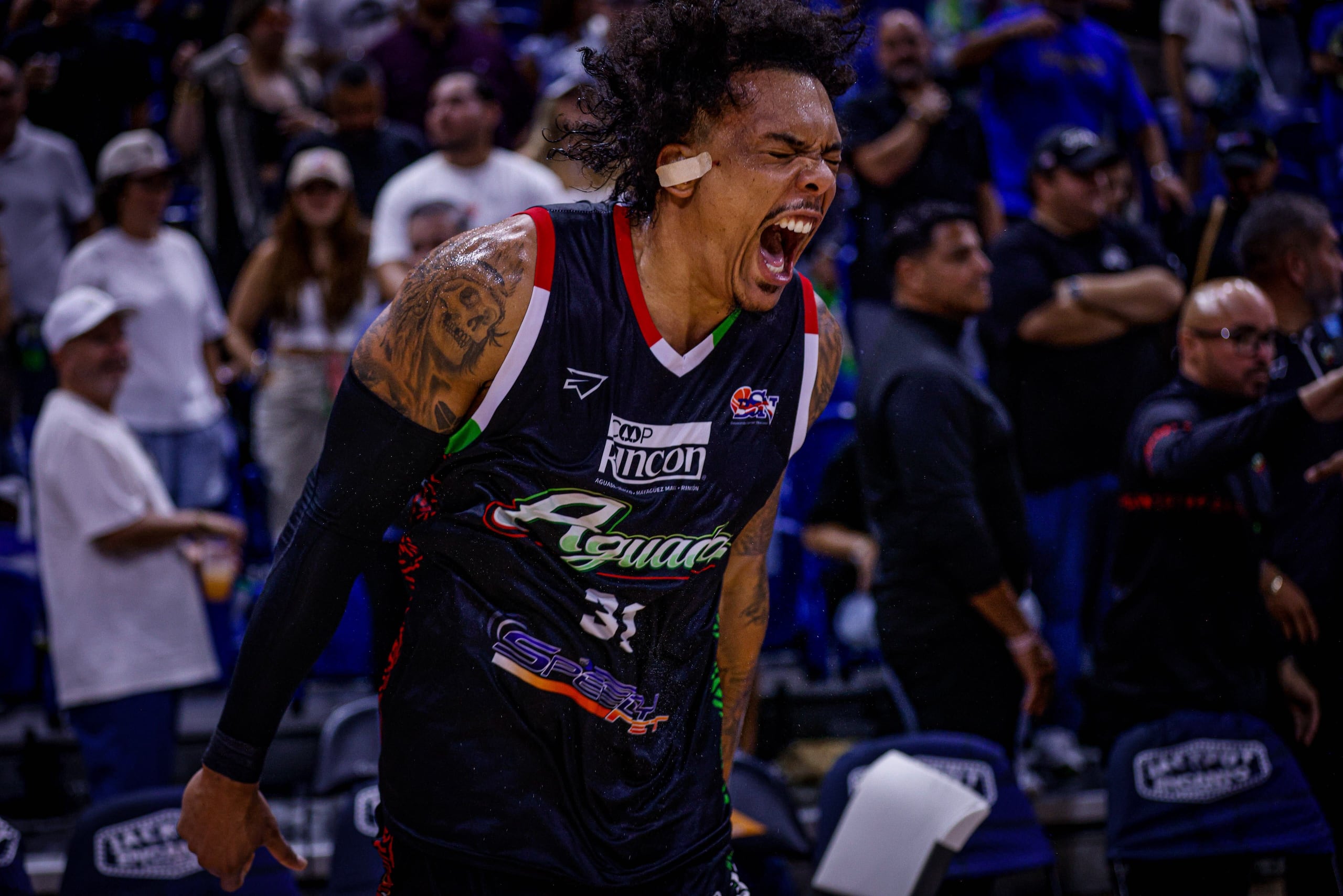 Jacob Wiley, refuerzo de los Santeros de Aguada, celebra la victoria en el Coliseo Rubén Rodríguez.