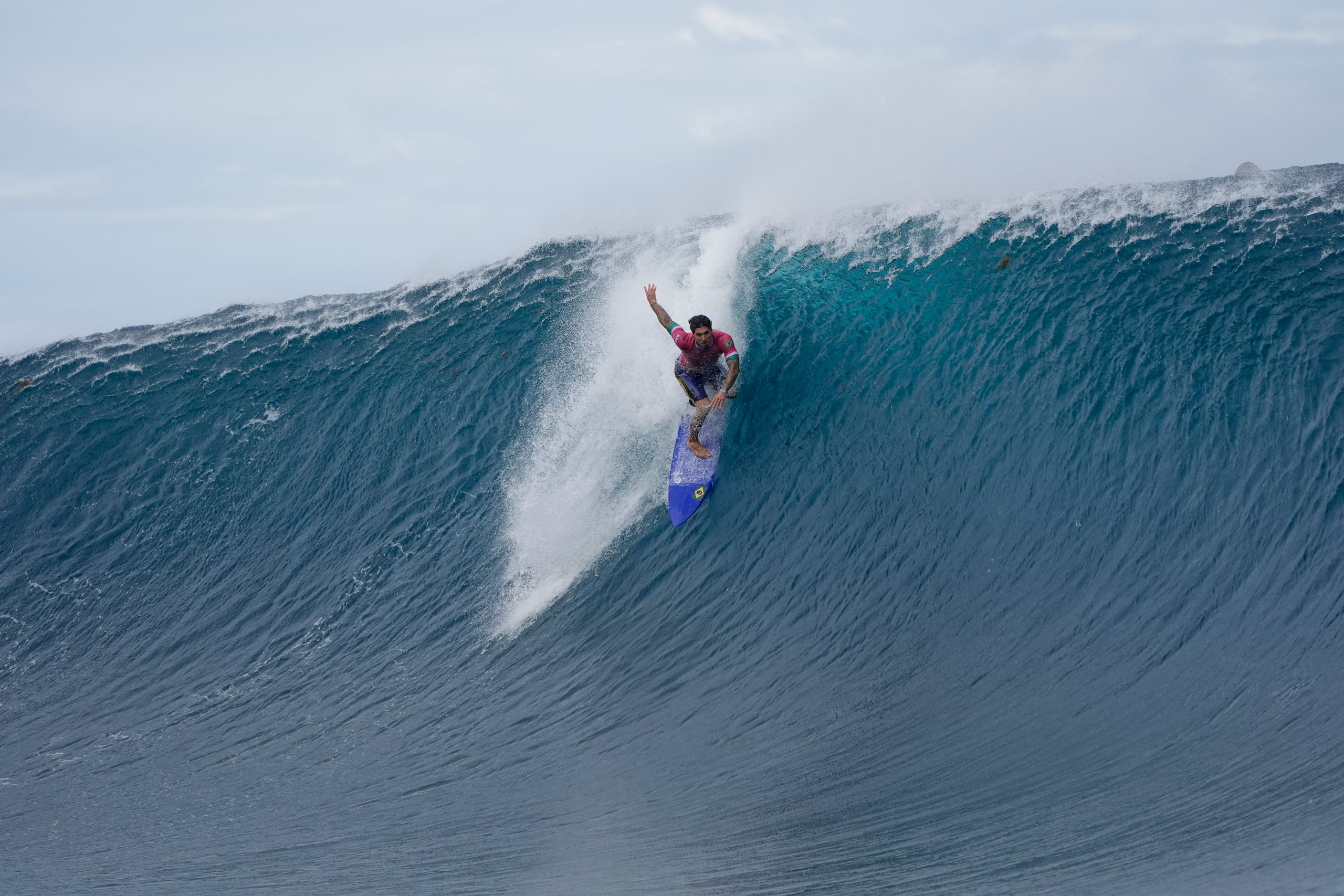 Gabriel Medina, de Brasil, toma una ola durante la tercera ronda de la competencia de surf de los Juegos Olímpicos de 2024.