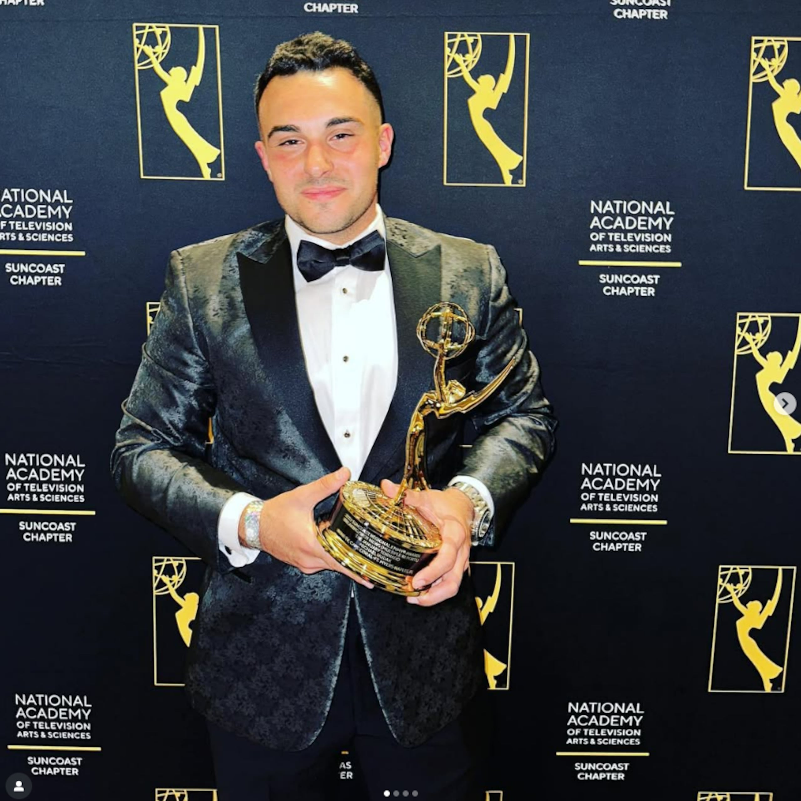 El reportero Michael Hudak, ganador de un Emmy por “breaking news”, sostiene su trofeo en una foto que compartió en diciembre de 2022.