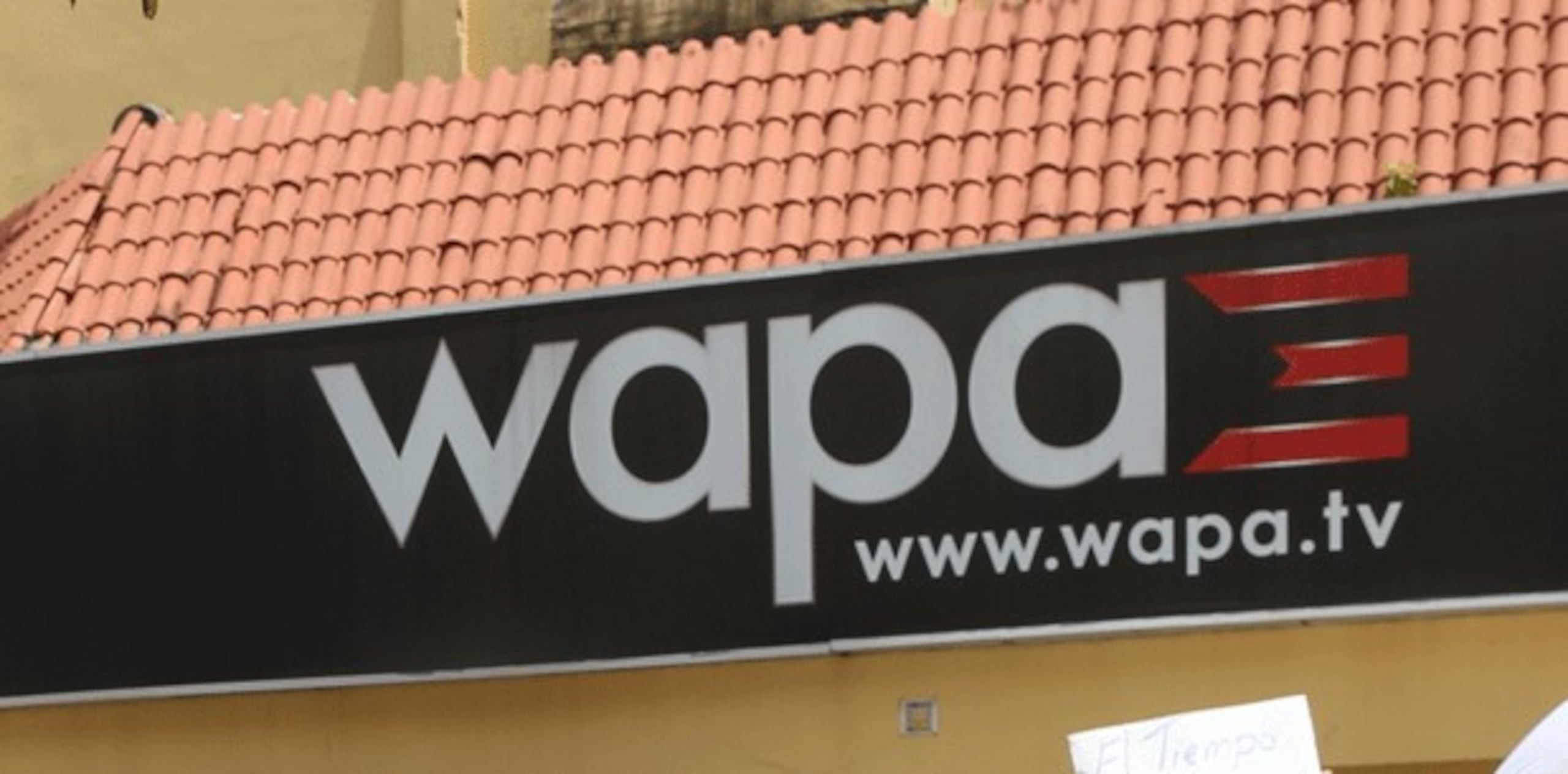 La señal del canal estuvo fuera del aire luego de que el edificio del canal, localizado en Guaynabo, fue desalojado esta tarde tras recibirse una amenaza de bomba. (Archivo)