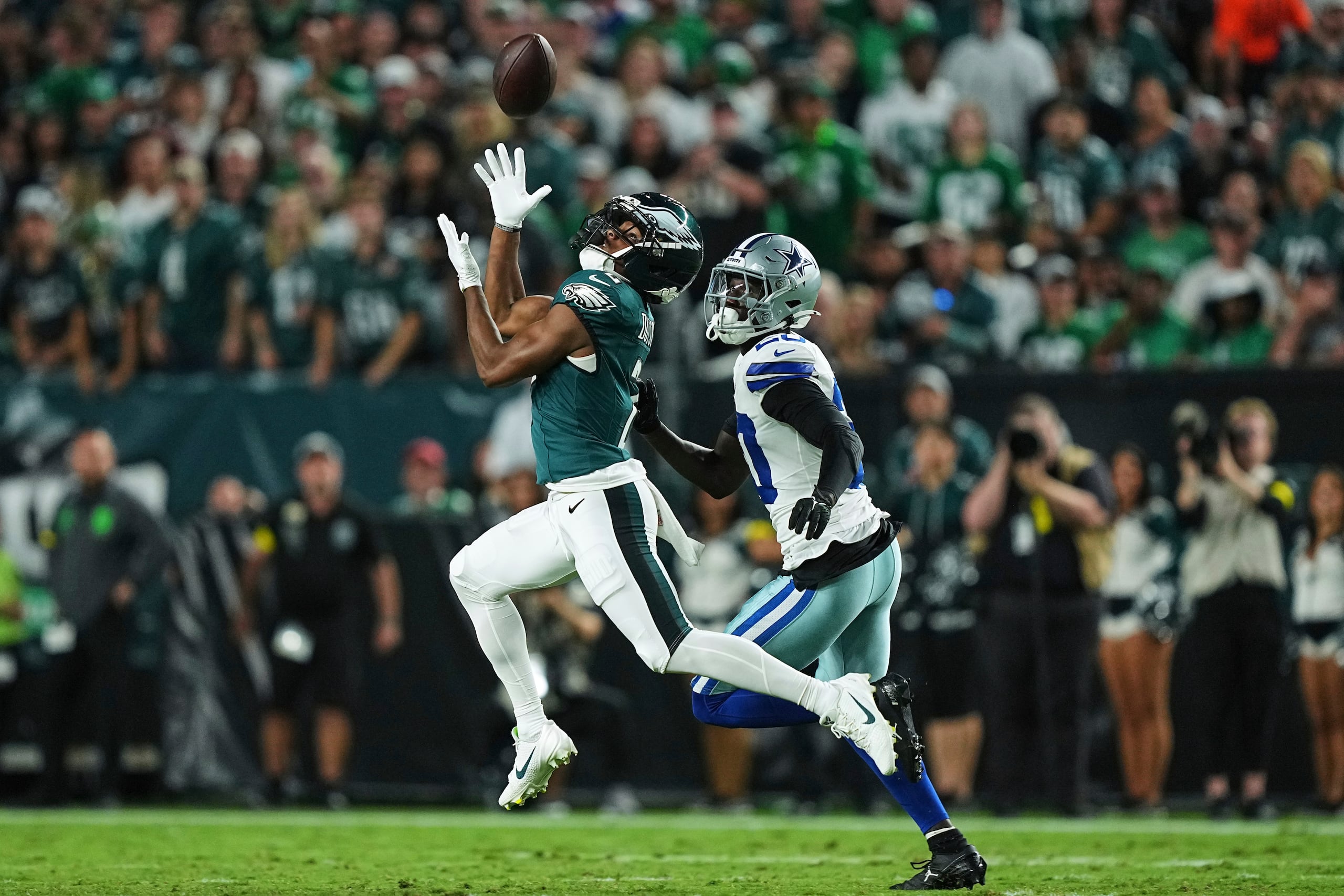 Jahan Dotson, receptor de los Eagles de Filadelfia, atrapa un pase frente a Kaiir Elam, de los Cowboys de Dallas, en el encuentro del jueves 4 de septiembre de 2025 (AP Foto/Matt Rourke)
