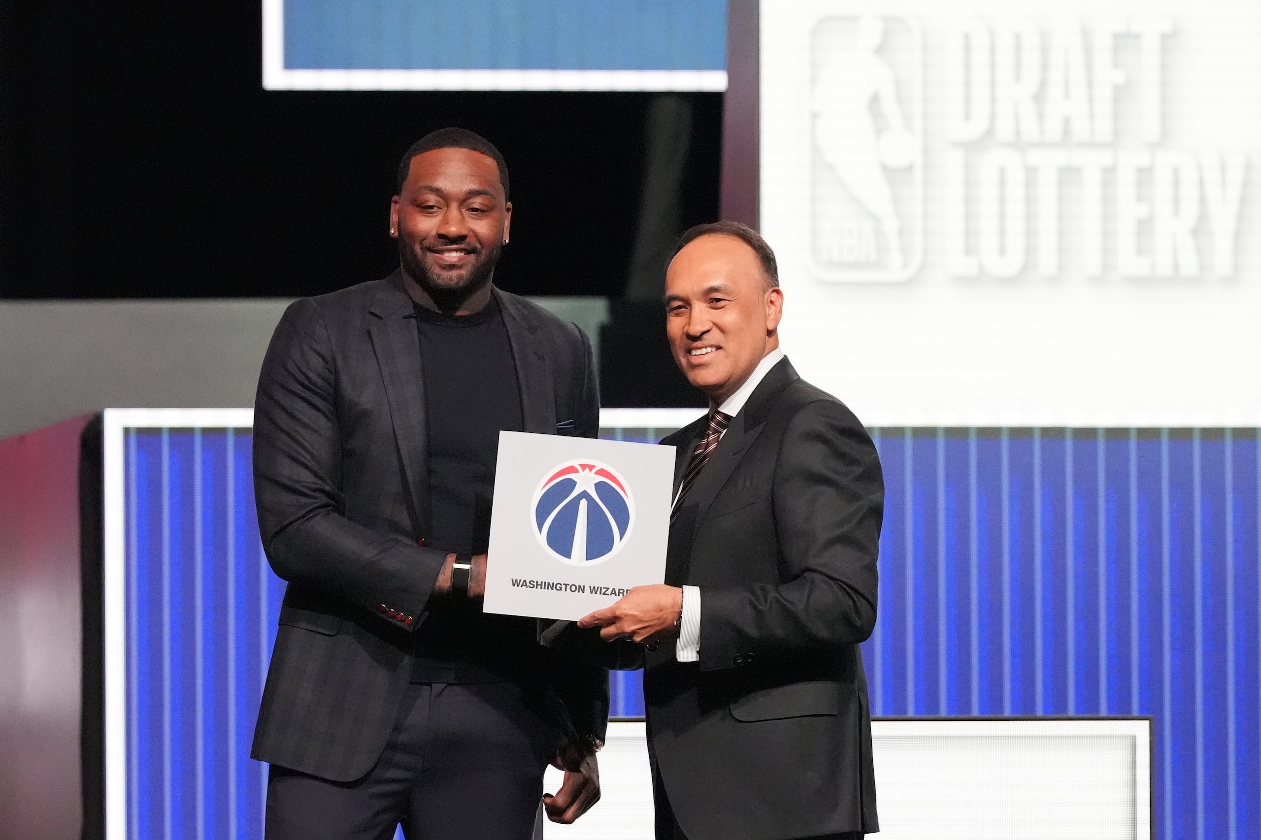 John Wall, representante de los Wizards de Washington posa con el subcomisionado de la NBA Mark Tatum tras el anuncio de que el equipo tendrá la primera selección del próximo draft el 10 de mayo del 2026. (AP Foto/Nam Y. Huh)