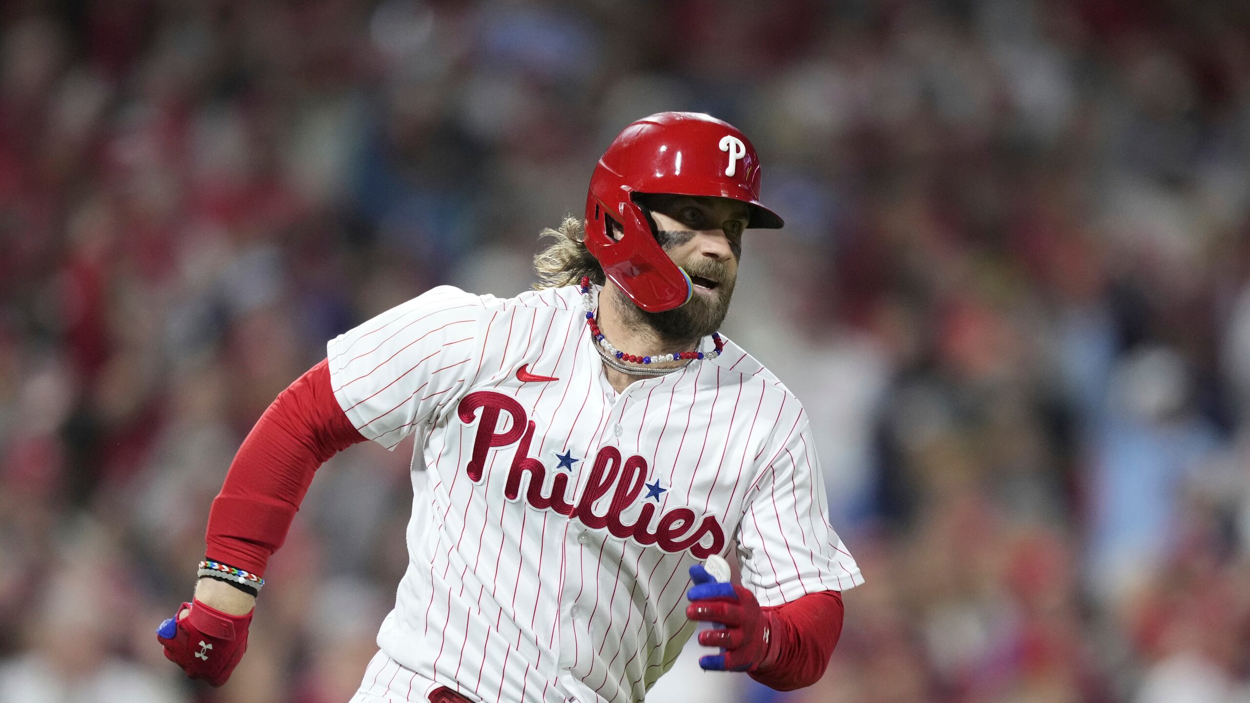 Bryce Harper corre luego de conectar un doblete remolcador de carrera en el primer partido de la serie ante Arizona.