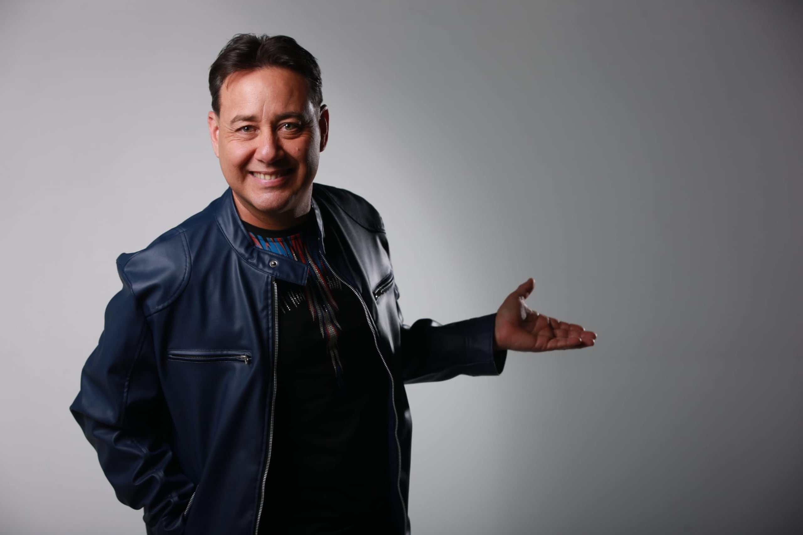 Junny Ramos quiere llevar un espectáculo que fusione su trayectoria de cuatro décadas y el recuerdo de una época llena de diversión y afán por el buen merengue.