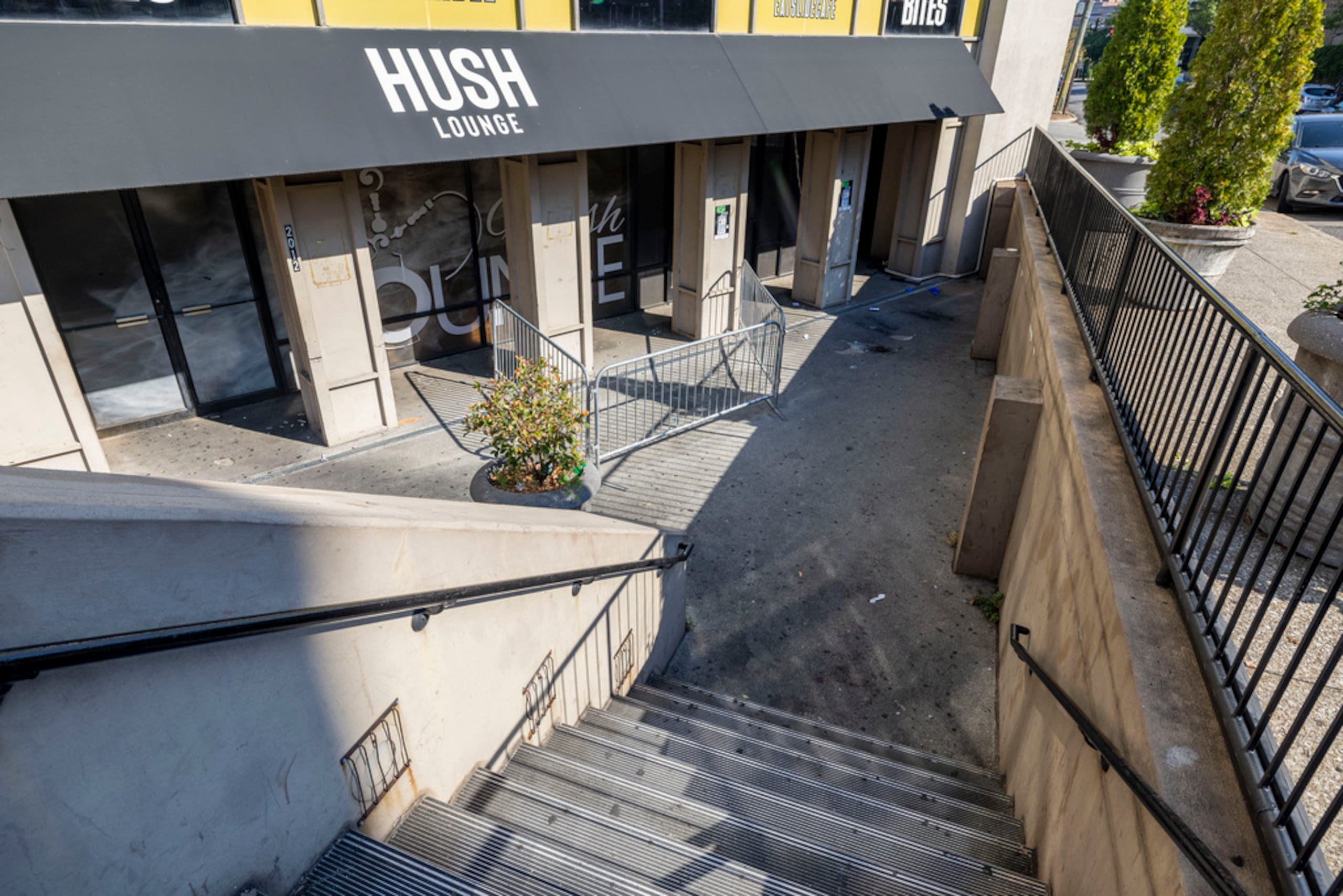 La escena de un tiroteo fatal el sábado por la noche frente a Hush, un salón de shisha, en el vecindario de Five Points en Birmingham, Alabama, el 22 de septiembre de 2024.