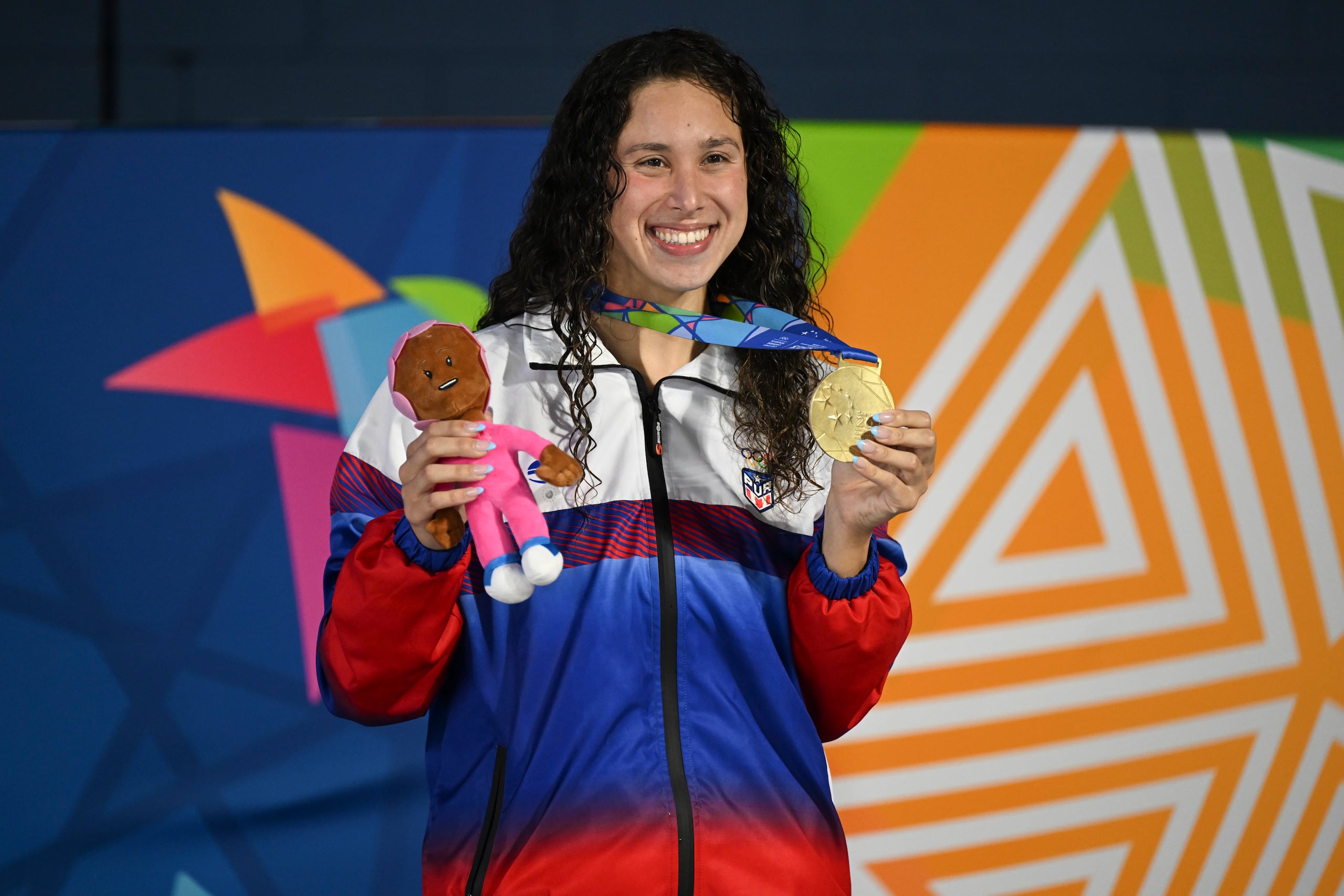 Kristen Romano gana su segunda presea dorada en los 200 metros combinados de natación.