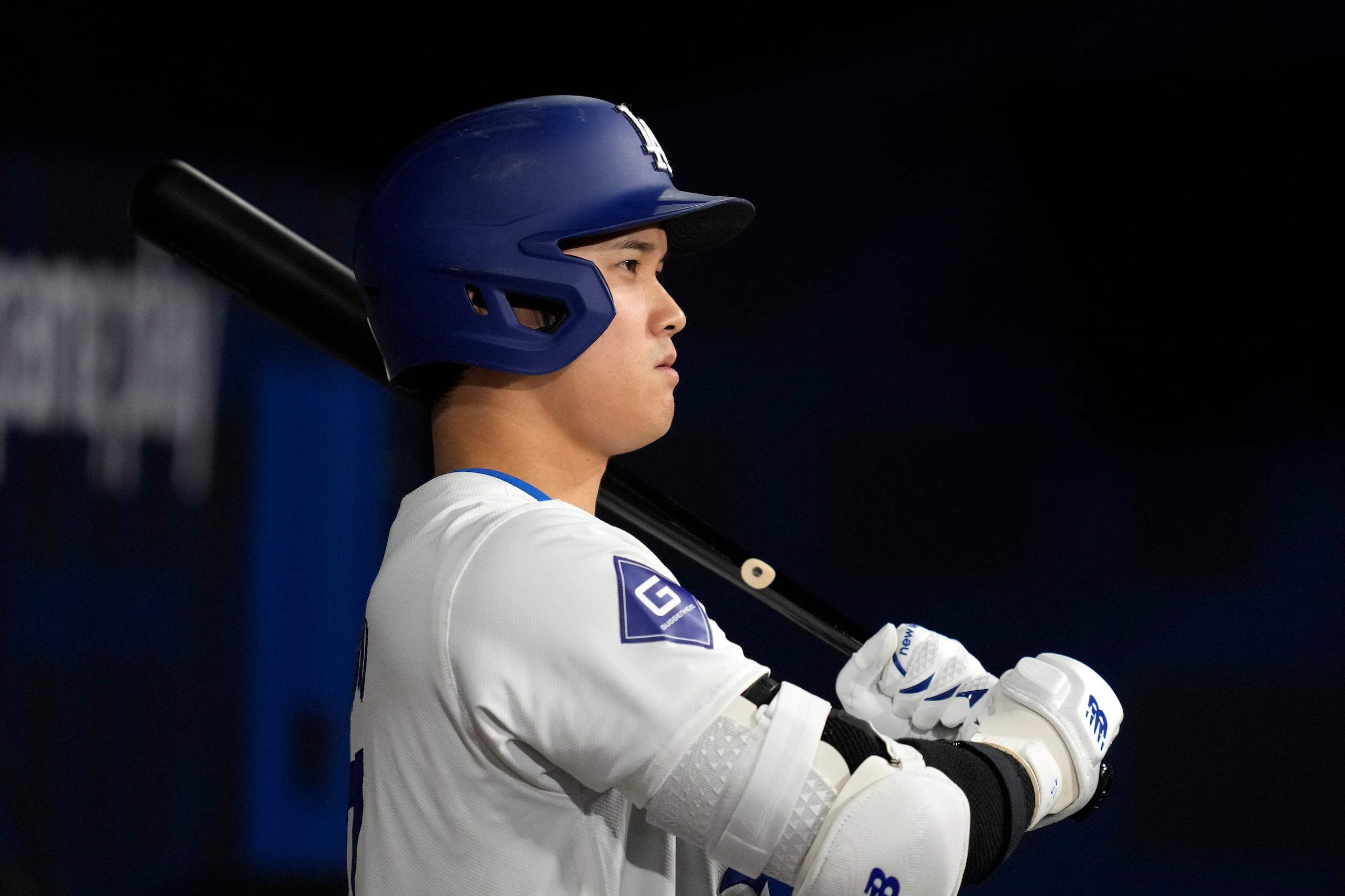 Shohei Ohtani de los Dodgers de Los Ángeles previo a un turno ante los Padres de San Diego, el jueves 21 de marzo de 2024, en Seúl. (AP Foto/Lee Jin-man)