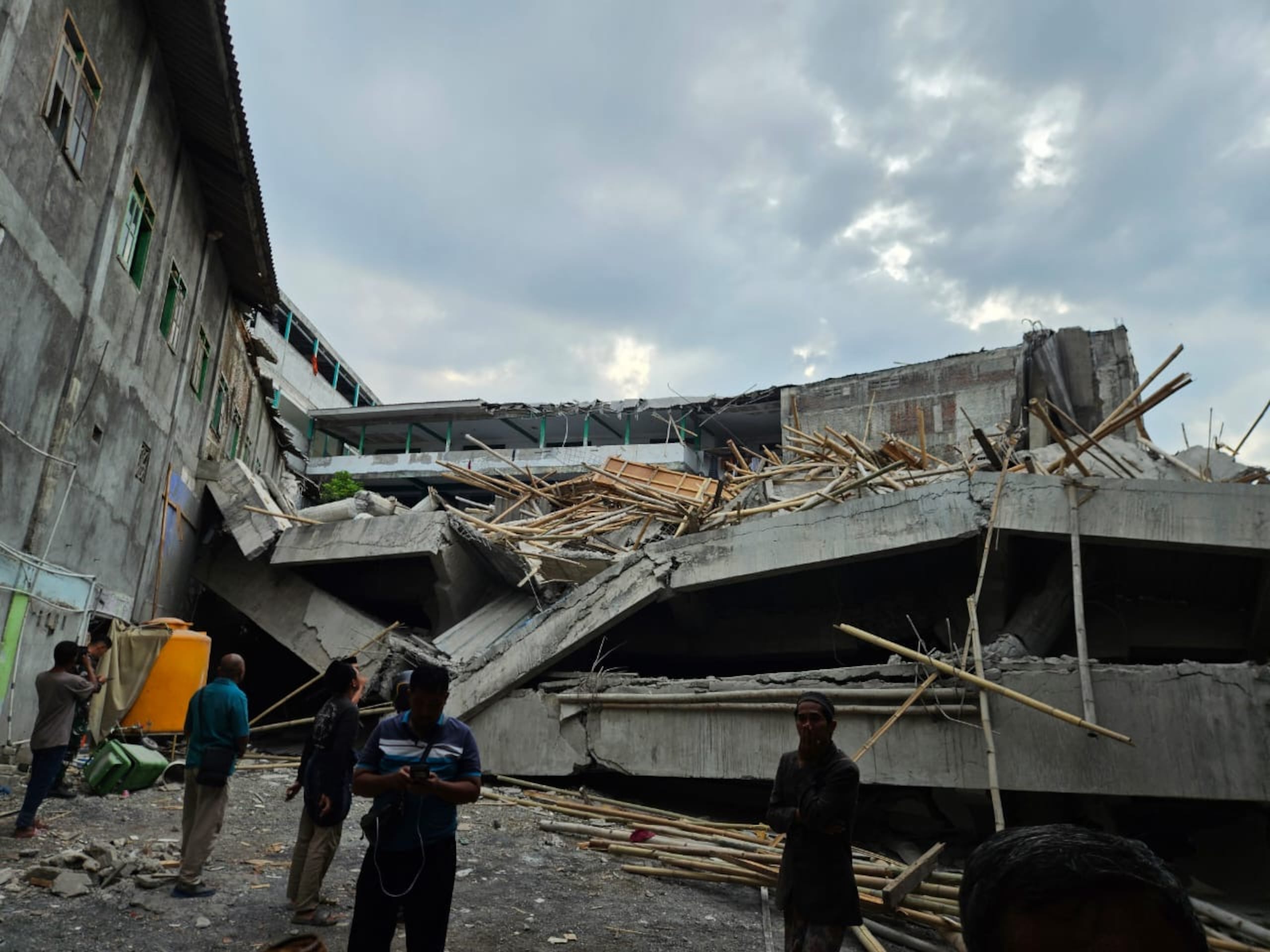 Un internado se derrumbó este lunes en la provincia indonesia de Java Oriental mientras los estudiantes rezaban en la planta baja del edificio, dejando un "número incierto" de víctimas, según informó la agencia de rescates Basarnas en un comunicado.