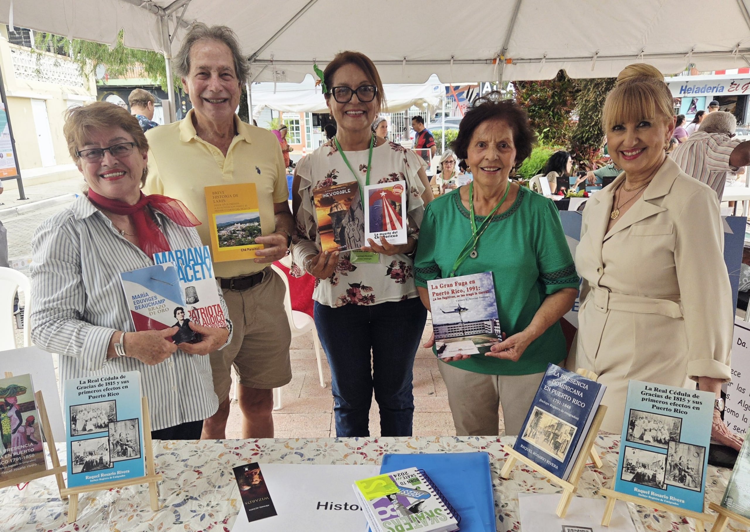 Desde la izquierda, la Dra. Raquel Rosario, el historiador Che Paralitici, las doctoras Carmen Roldán Médina, Carmen Lydia Arcelay, y la exjueza administradora de la Oficina de Tribunales de Puerto Rico, Sonía Vélez Colón.