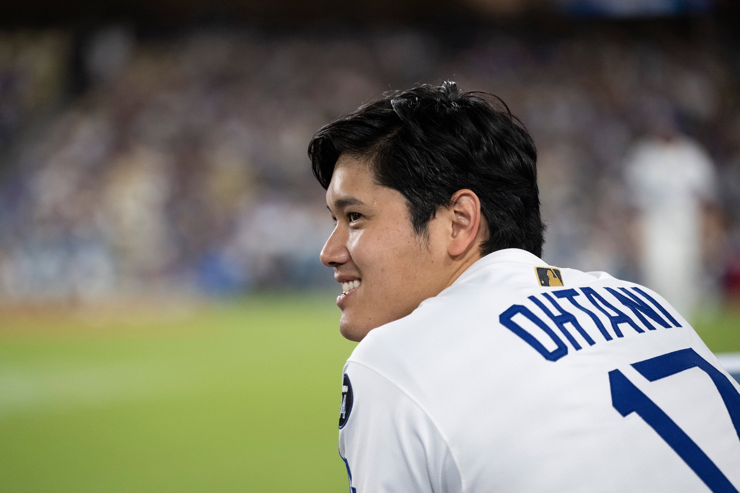 Shohei Ohtani, de los Dodgers de Los Ángeles, sonríe durante el juego ante los Padres de San Diego, el martes 17 de junio de 2025 (AP Foto/Kyusung Gong)