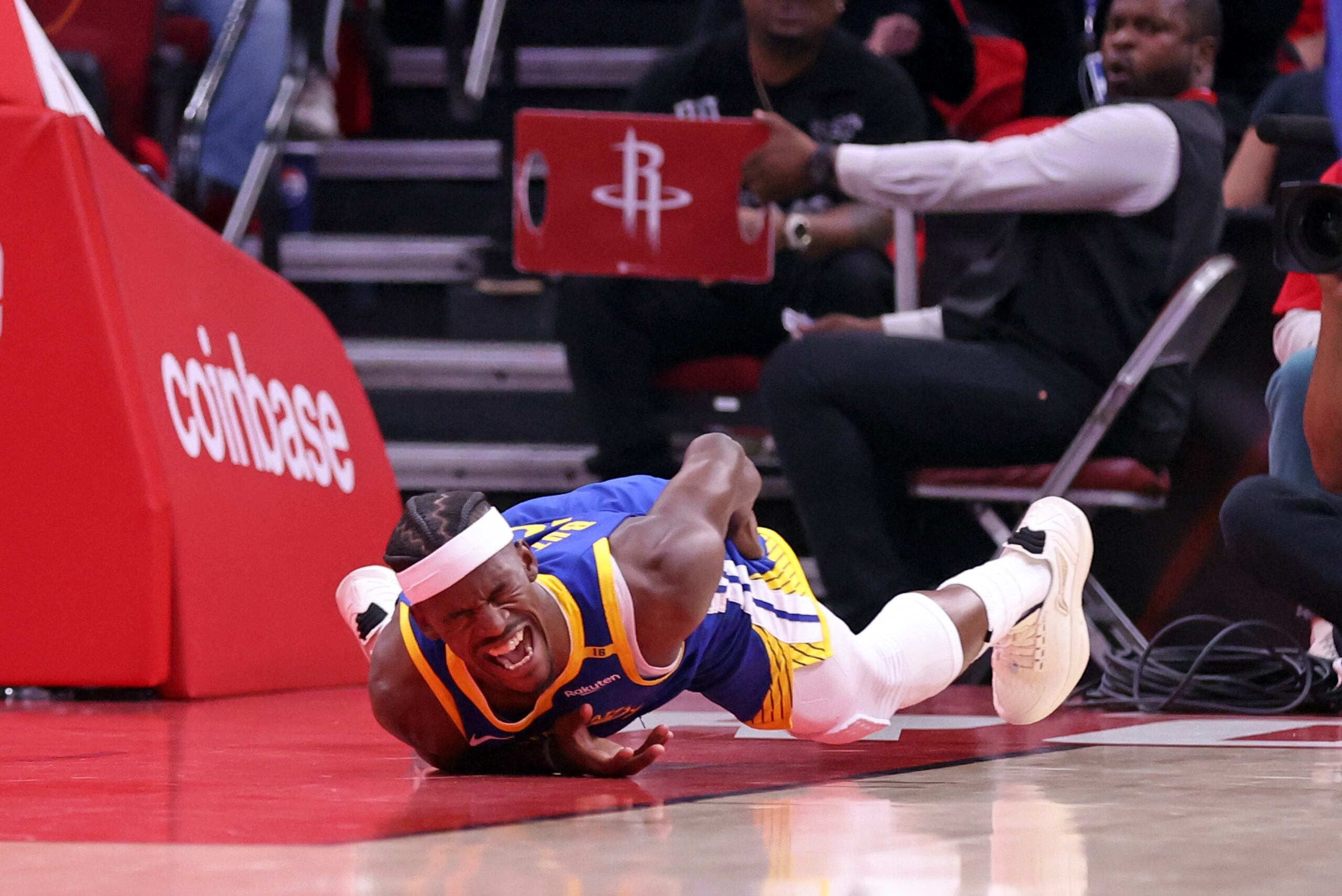Jimmy Butler, de los Warriors, tras lesionarse en el primer cuarto contra los Rockets en el segundo partido de la primera ronda de los playoffs de la NBA.