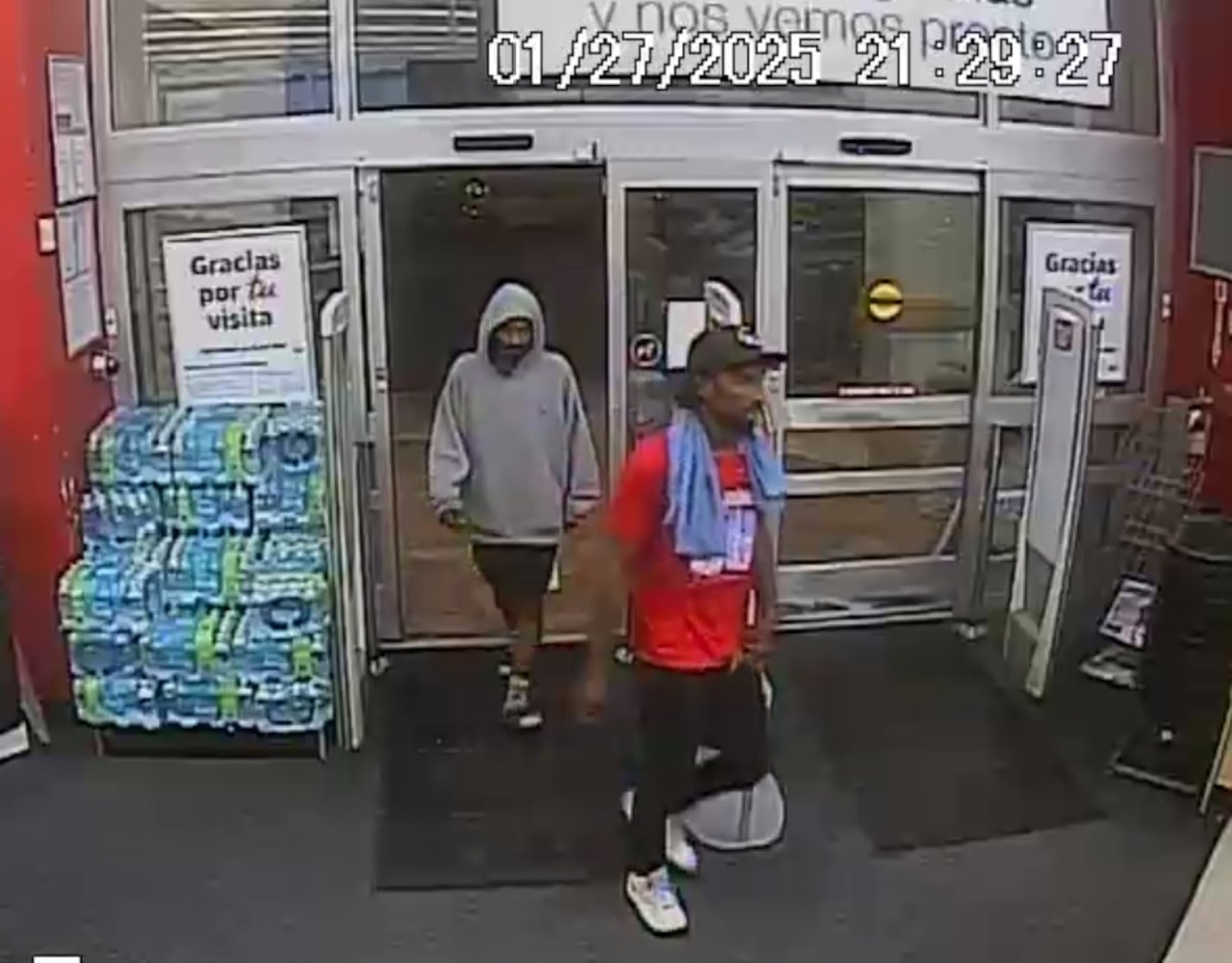 Estos dos individuos son sospechosos del robo de mercanía de la farmacia Walgreens de Morovis, el 27 de enero.