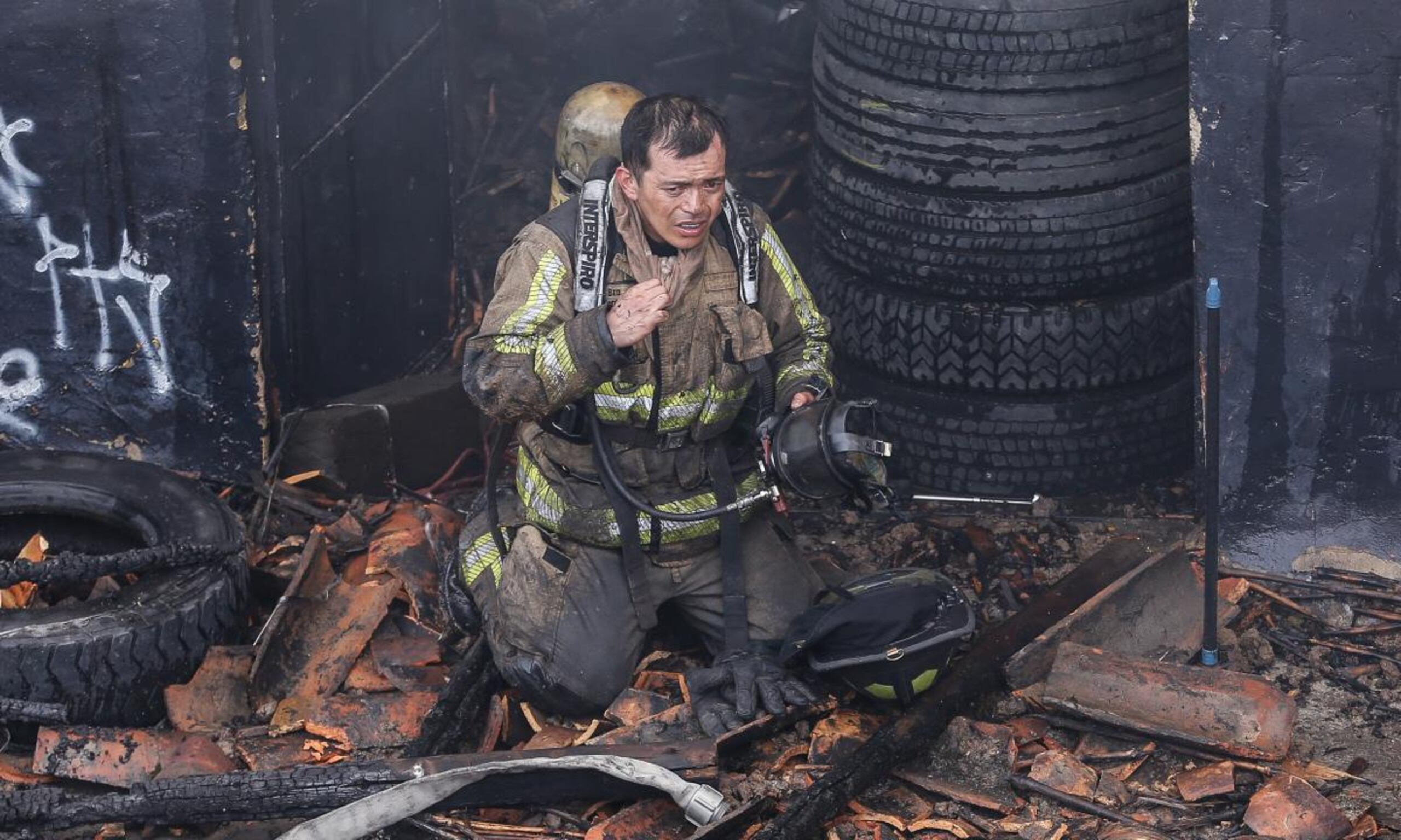 Se presume que el incendio se originó en una fábrica de aceites y se propagó rápidamente.