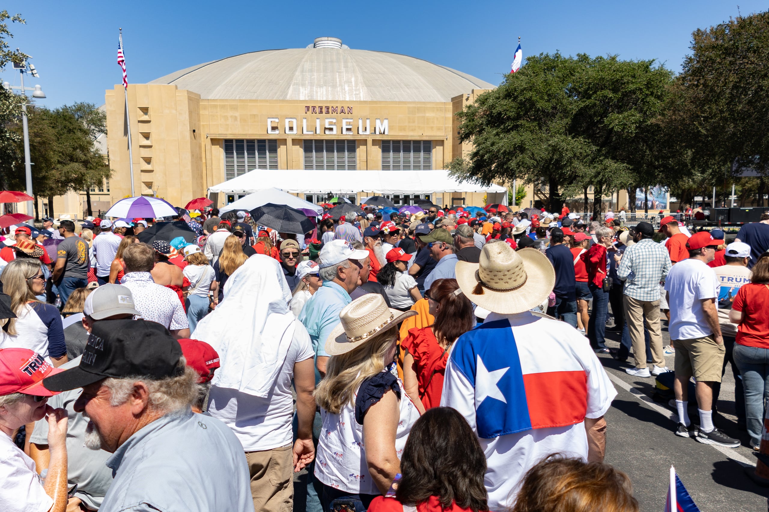 Personas asisten a un evento de campaña de medio mandato este miércoles, en el Freeman Coliseum en San Antonio (Estados Unidos). EFE/ Carlos Ramirez