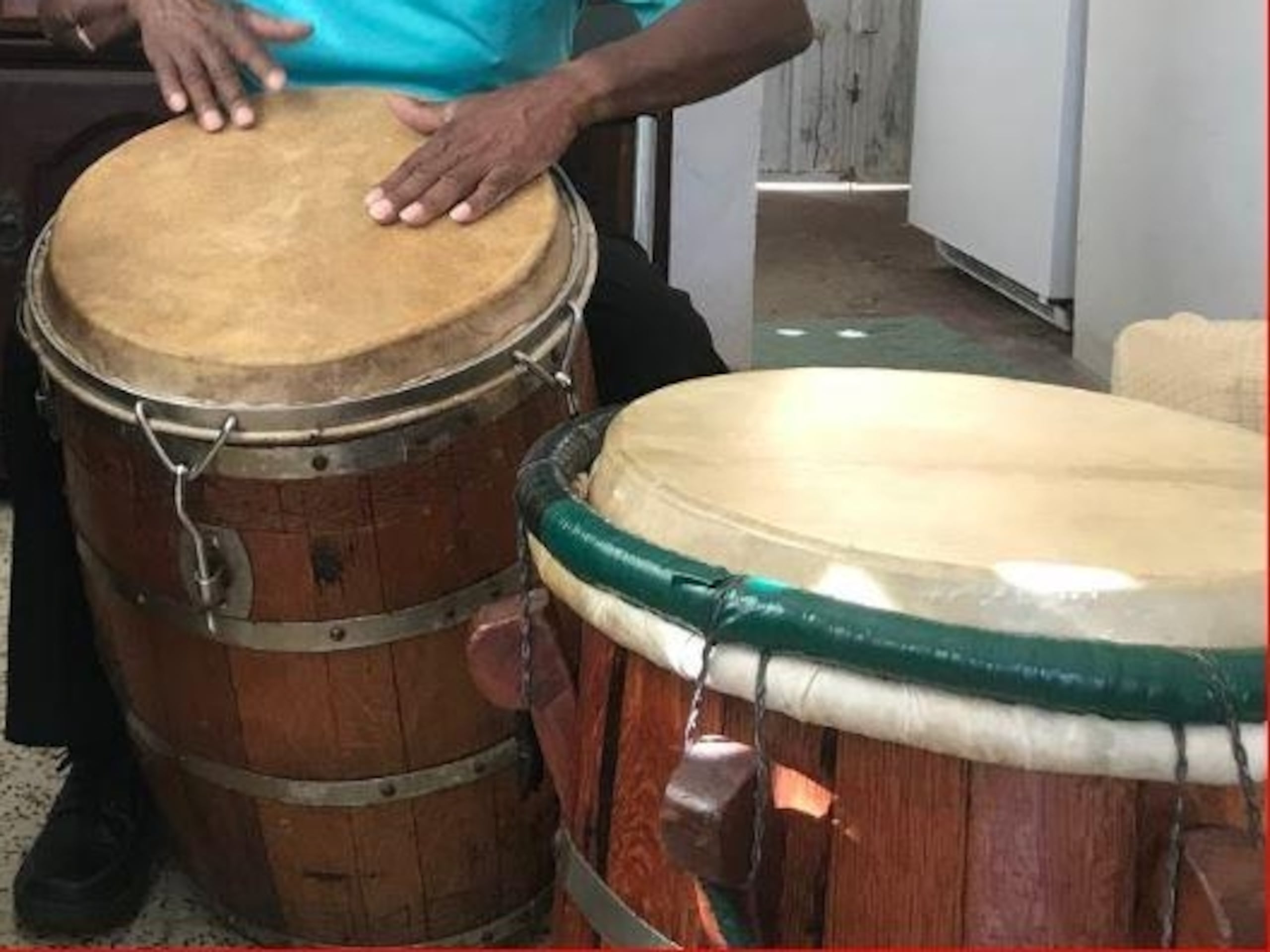 Mario Cepeda, hijo del conocido “patriarca de la bomba y la plena”, enfatizó el arduo trabajo de su padre y de su familia para enaltecer la cultura puertorriqueña. Abajo, una de las imágenes de los Cepeda que aún atesora. (Suministrada)