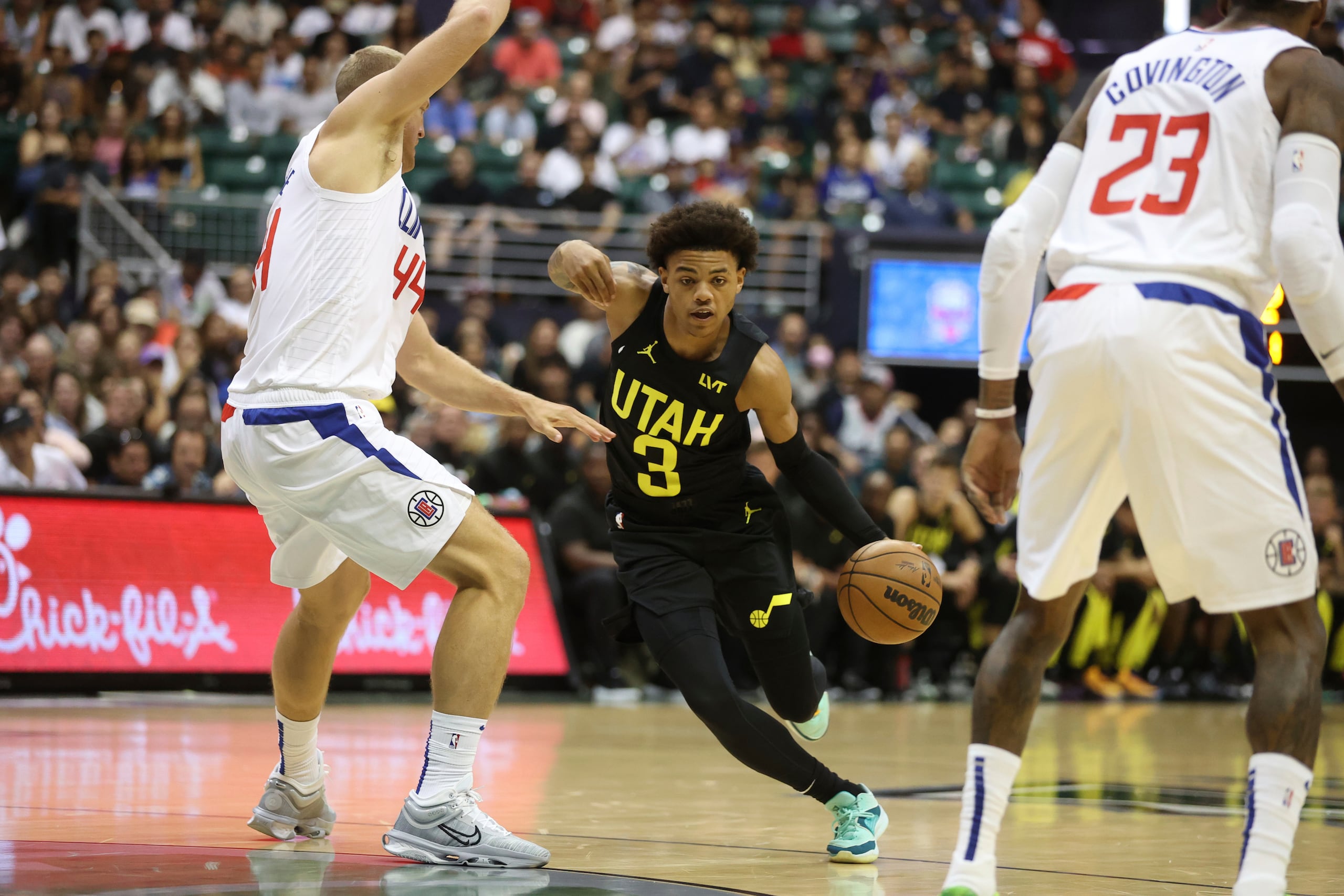 El novato armador del Jazz de Utah, Keyonte George, centro.