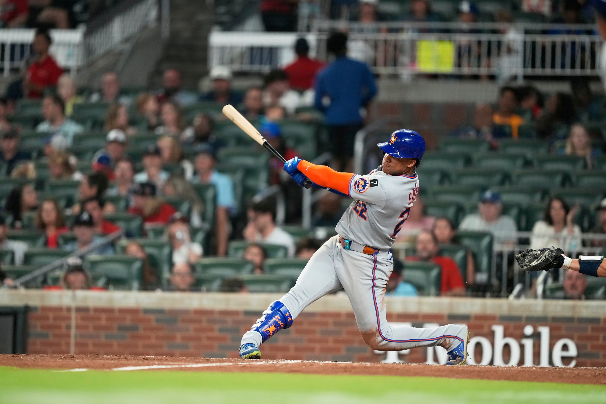 Juan Soto (22), de los Mets de Nueva York, batea un cuadrangular solitario en la séptima entrada.