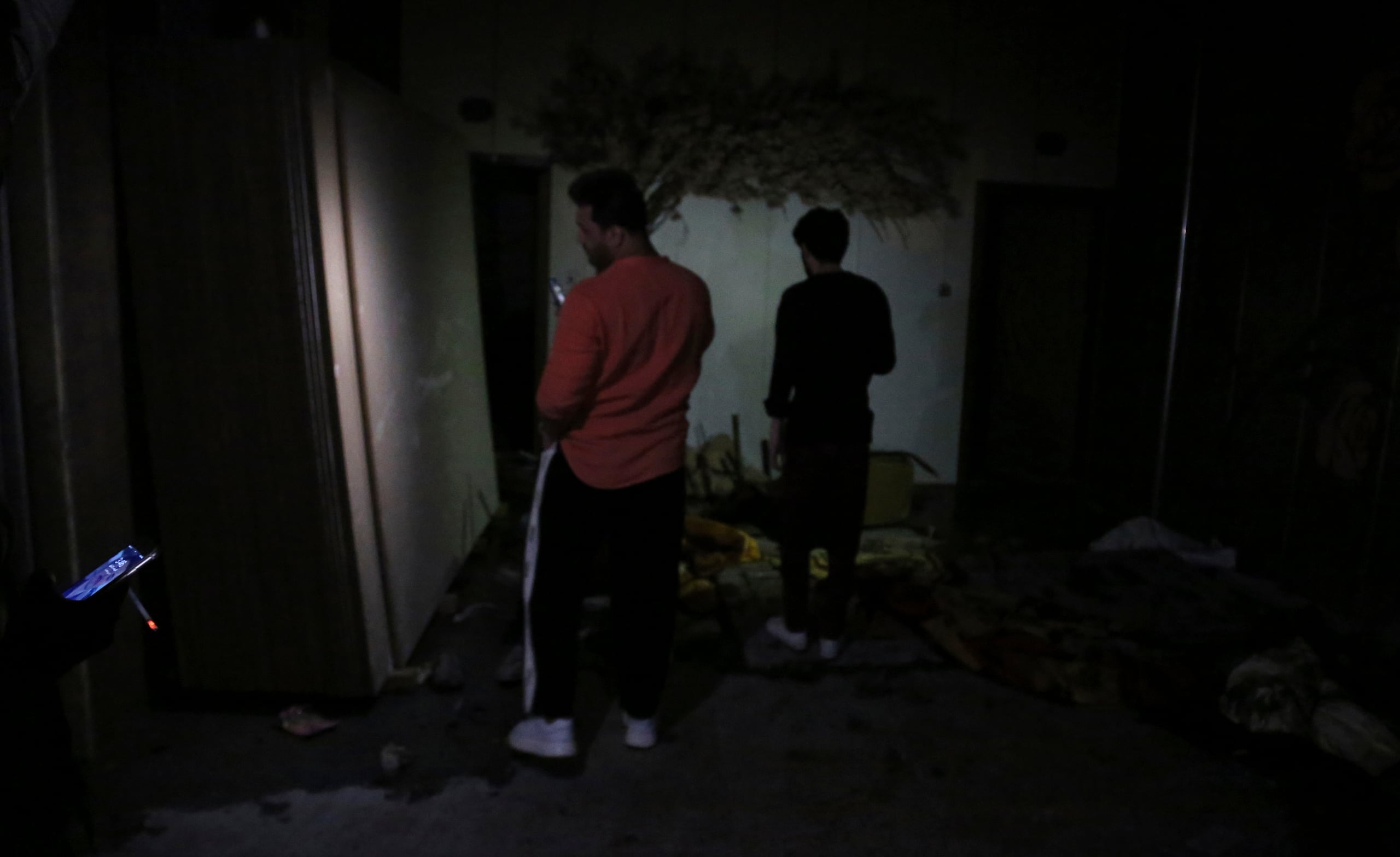 Personas se reúnen en el lugar en el que se registró un incendio durante una boda, en el distrito de Hamdaniya, el miércoles 27 de septiembre de 2023, en Mosul, Irak.