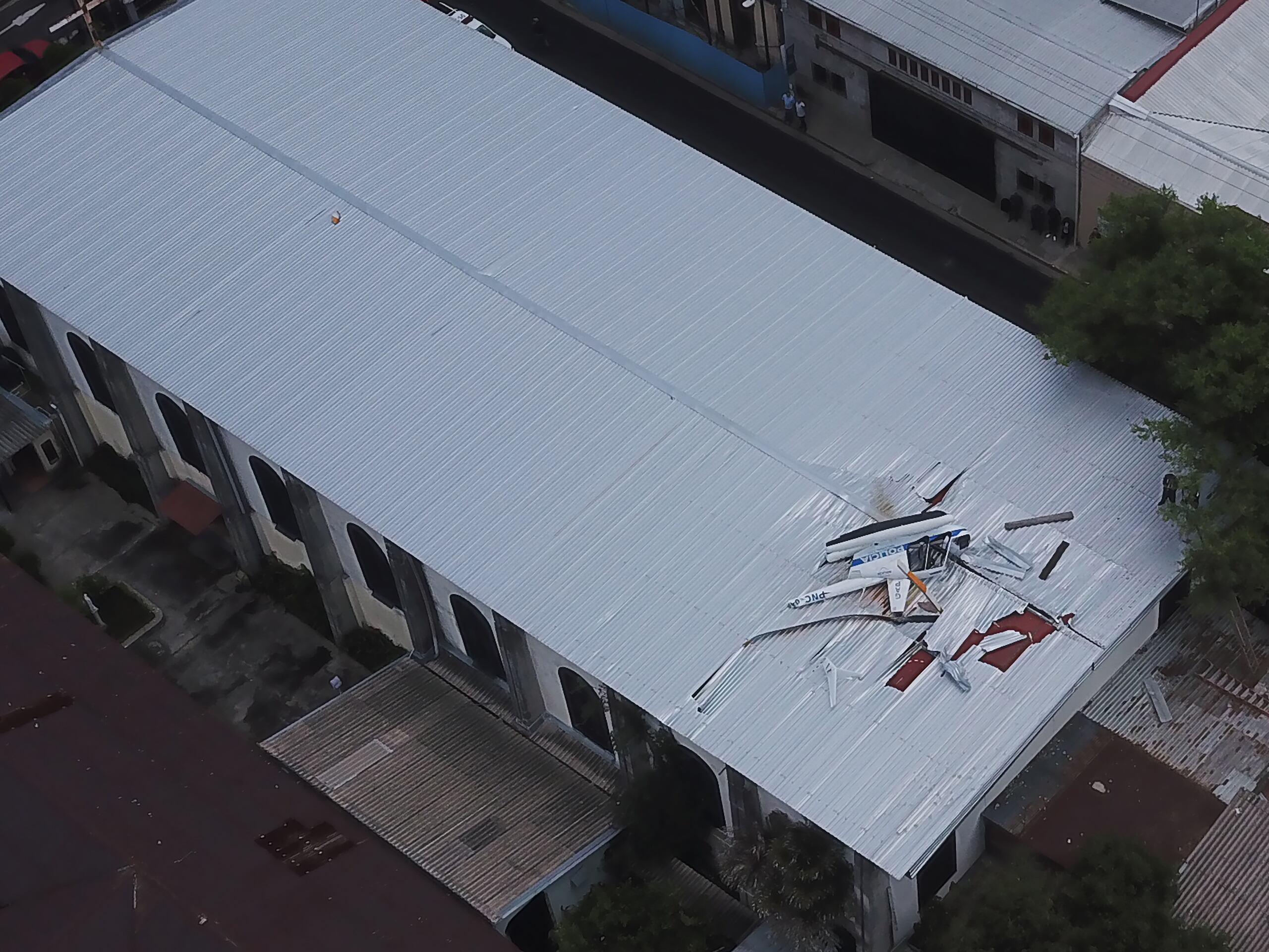 En la nave viajaban el piloto y tres agentes que se dirigían a un operativo cuando se registró el percance.