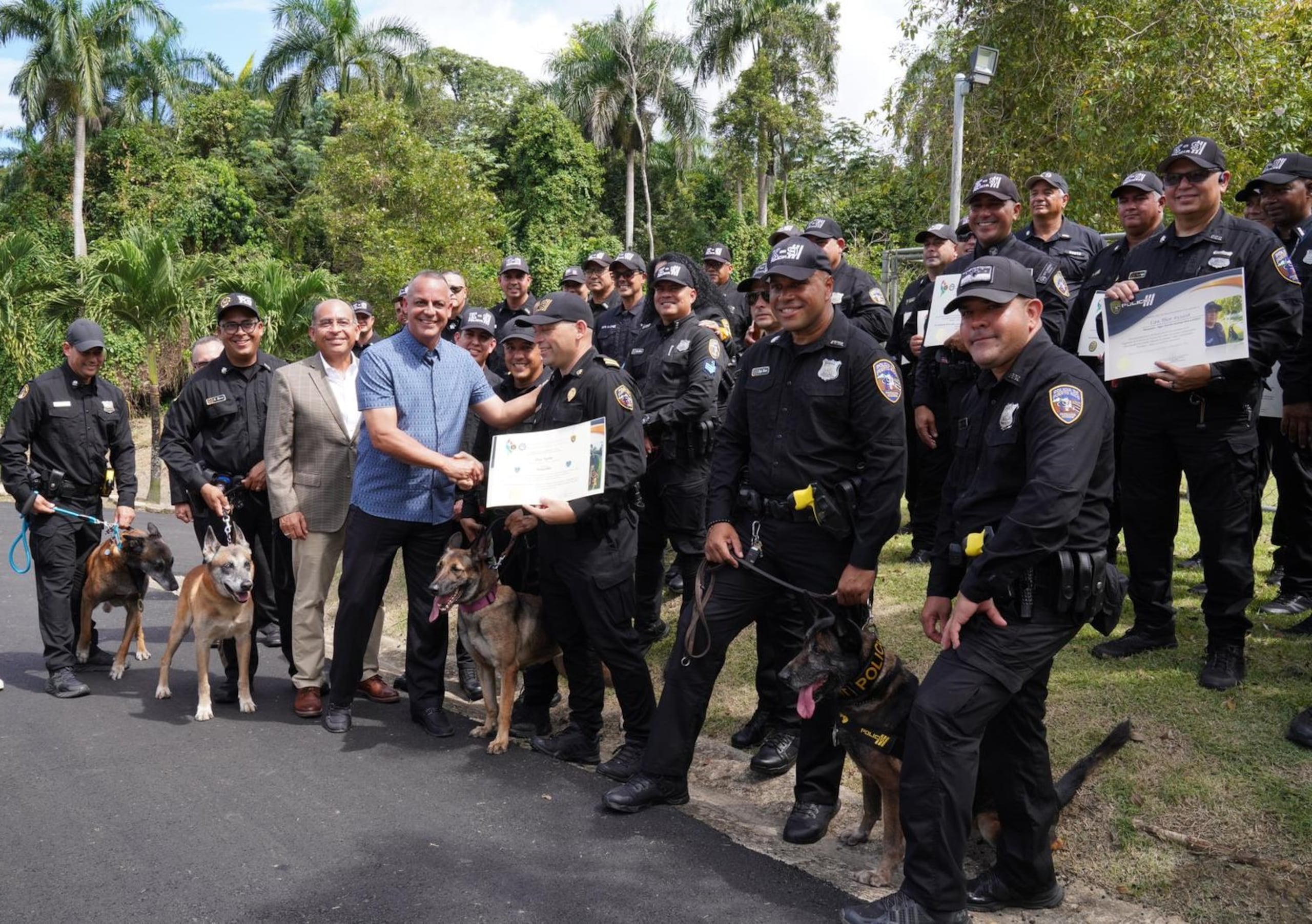 Los nueve K-9 próximos al retiro, por ser un recurso del gobierno, les serán ofrecidos en primer lugar a los agentes que los manejan, de modo que puedan pasar de ser animales de servicio a mascotas domésticas.