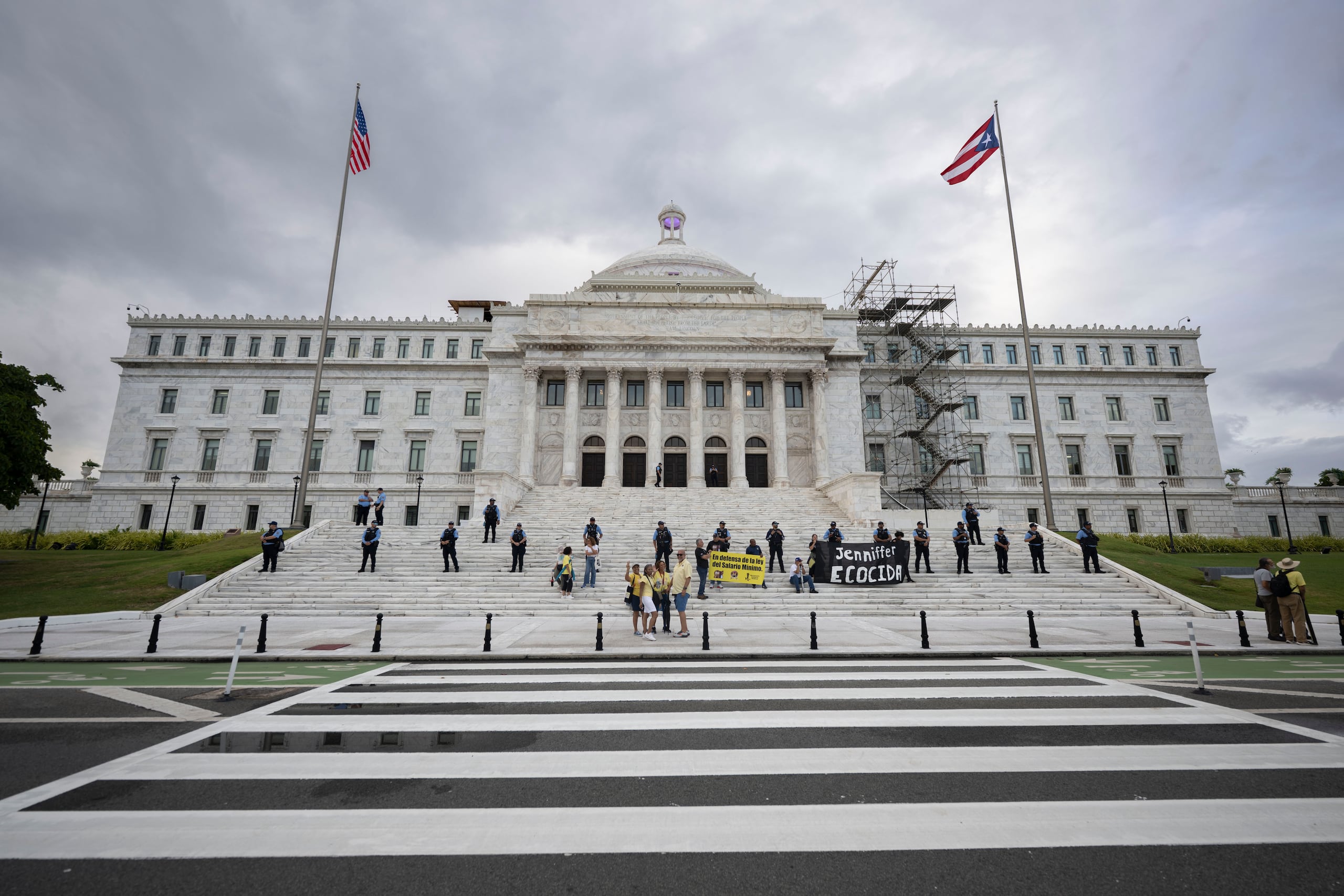 20 de mayo de 2026. San Juan, PR. MCD/NOTICIAS. Tercer Mensaje del Estado de Situación del país de la gobernadora Jenniffer González en el hemiciclo de la Cámara de Representantes. En la foto ambiente en el lado sur del El Capitolio, donde se convocaron manifestaciones de diversos grupos. FOTO POR: carlos.giusti@gfrmedia.com Carlos Giusti / GFR Media.
Mensaje de Estado, Jenniffer González, El Capitolio