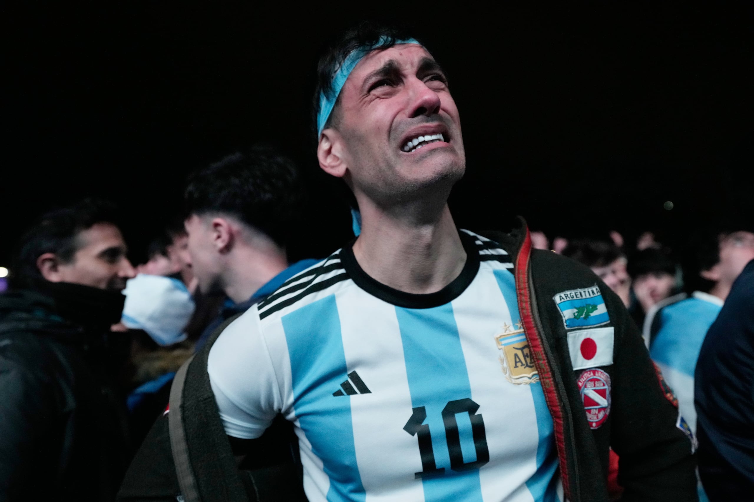 Un hincha argentino llora en Buenos Aires la derrota de la selección de su país ante España.