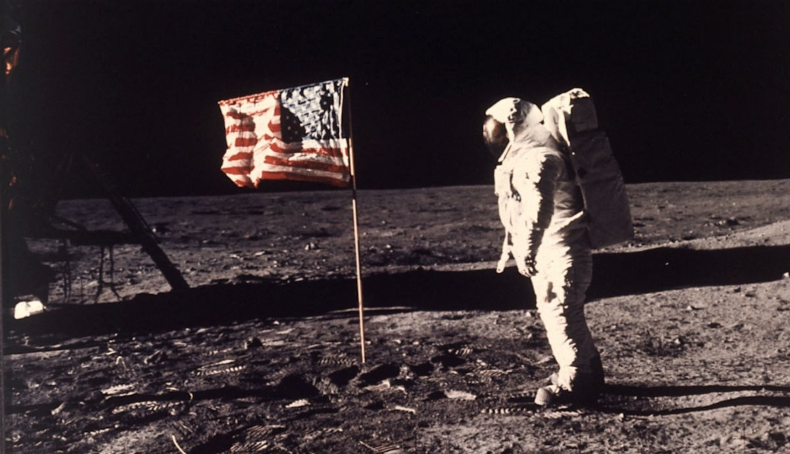 Foto distribuida por la NASA que muestra al astronauta Buzz Aldrin junto a la bandera de EE.UU. en la Luna, durante la misión Apolo 11 (AP).