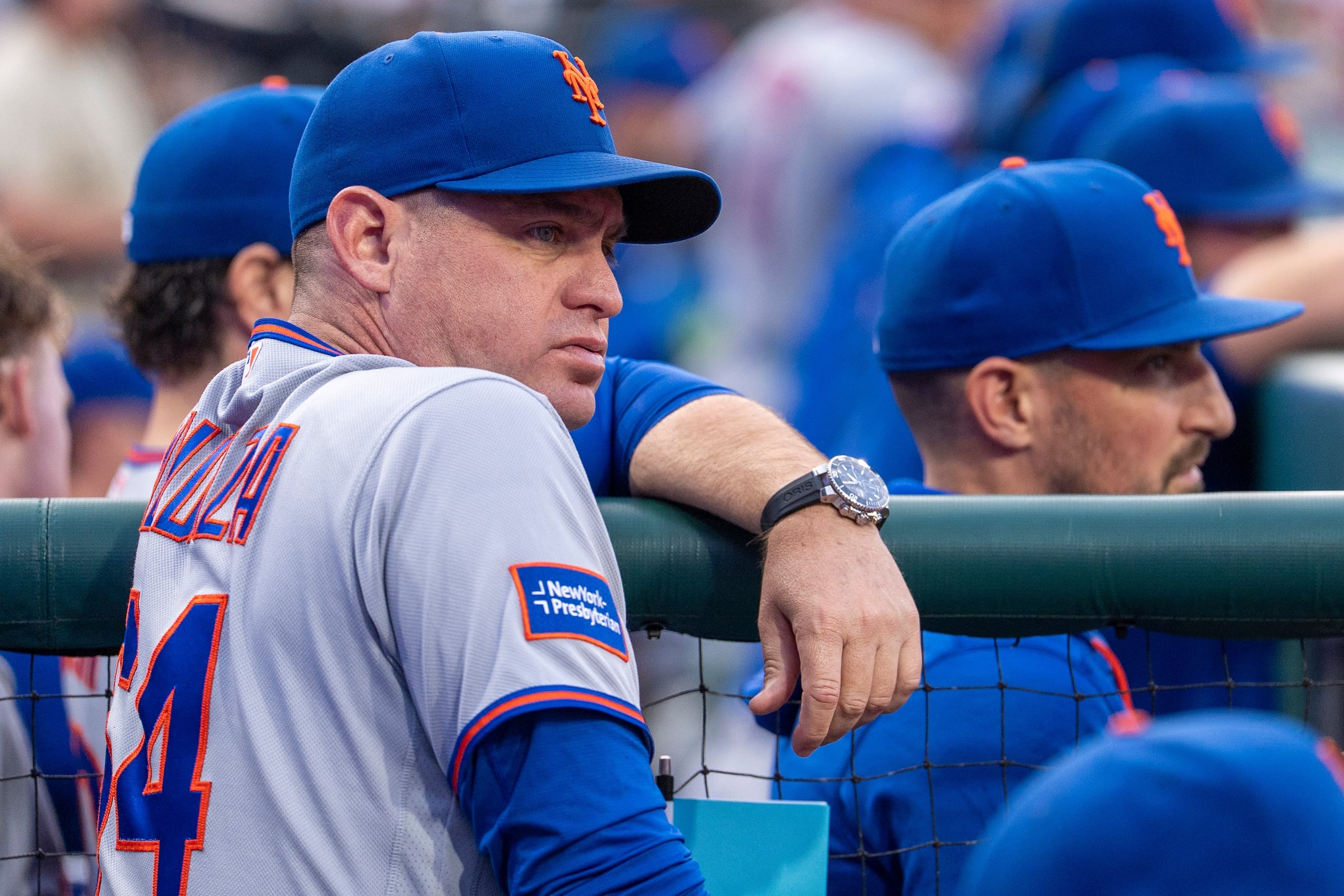Carlos Mendoza observa desde el dugout en un juego de los Mets de Nueva York.