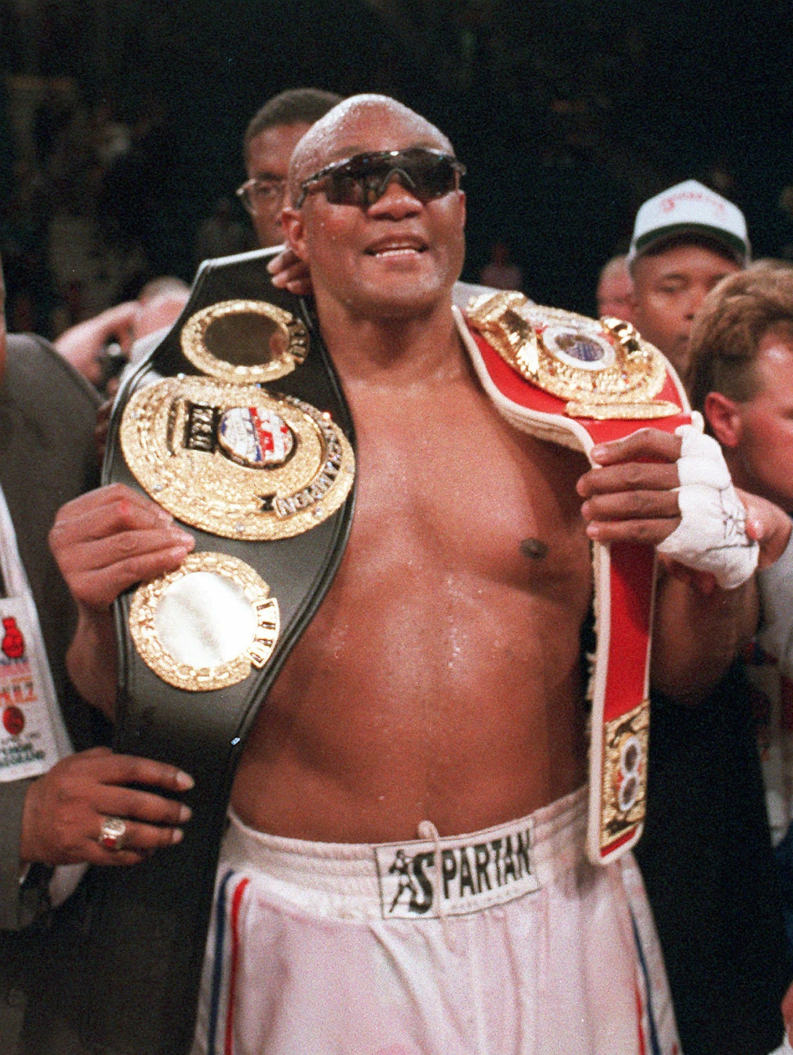 George Foreman se coronó campeón mundial a los 45 años, luego de completar un retorno al boxeo tras un tiempo en el retiro. Se había quedado sin dinero tras ver esfumarse $5 millones que tenía en el banco luego de su primer retiro.