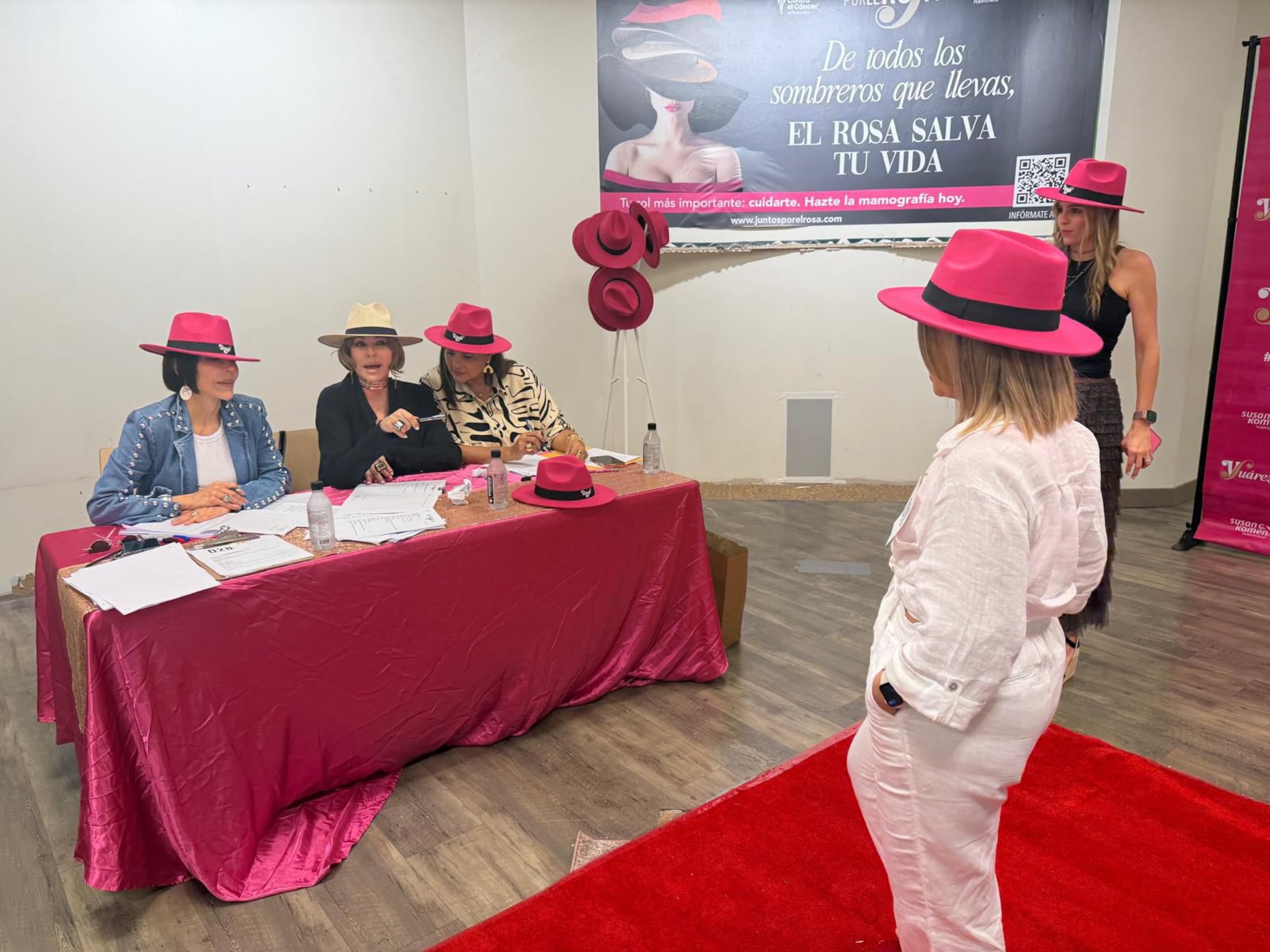 Las modelos profesionales Caridad Fernández, Ana Anislaimán y María María evaluaron a las decenas de candidatas que llegaron a la audición en Plaza Las Américas.