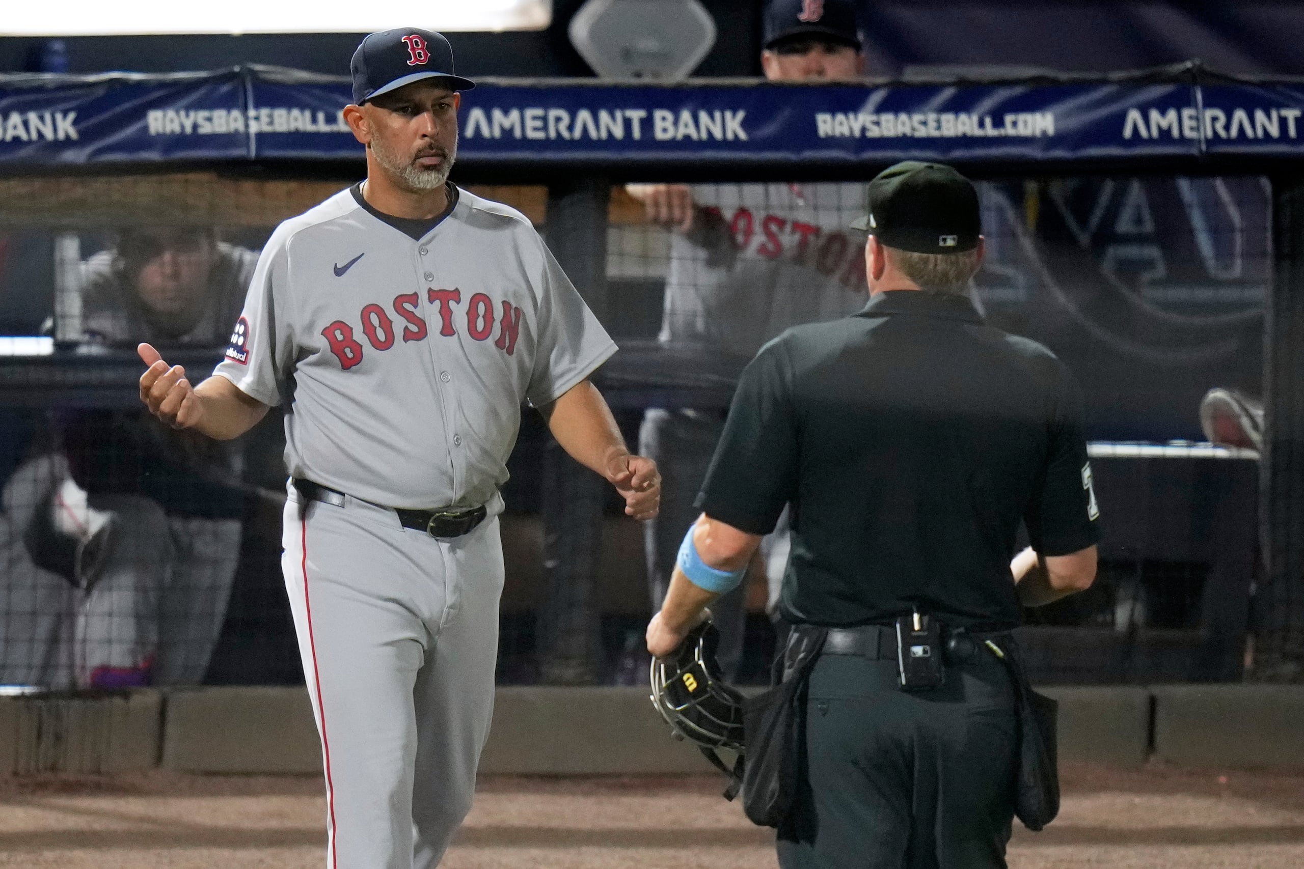 Alex Cora habla con el oficial principal durante una instancia del difícil juego de ayer de los Red Sox.