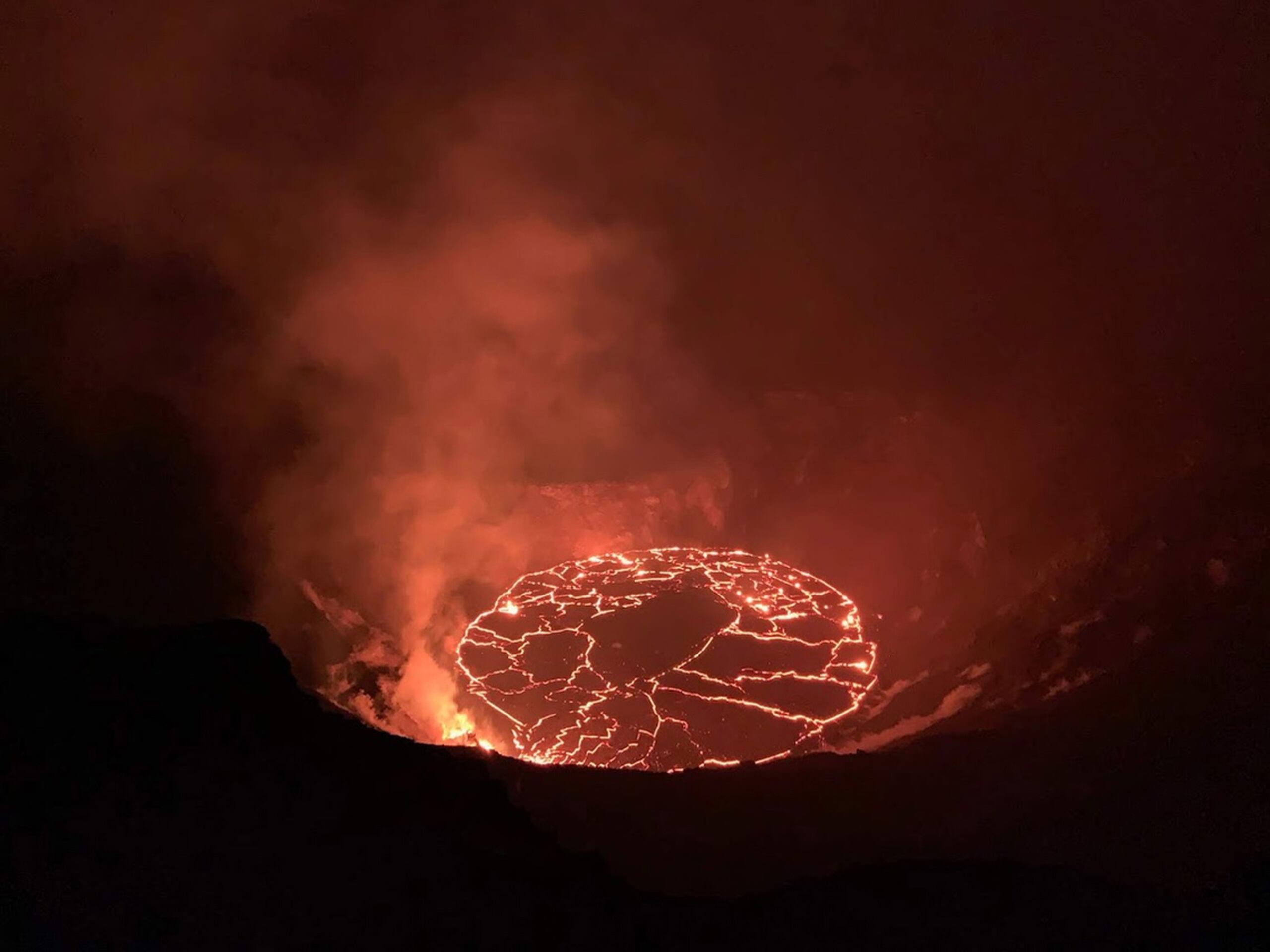 Fotografía de archivo proporcionada por el Servicio Geológico de los Estados Unidos (USGS) que muestra la erupción continua en el cráter Halema'uma'u en el volcán Kilauea, Hawái.