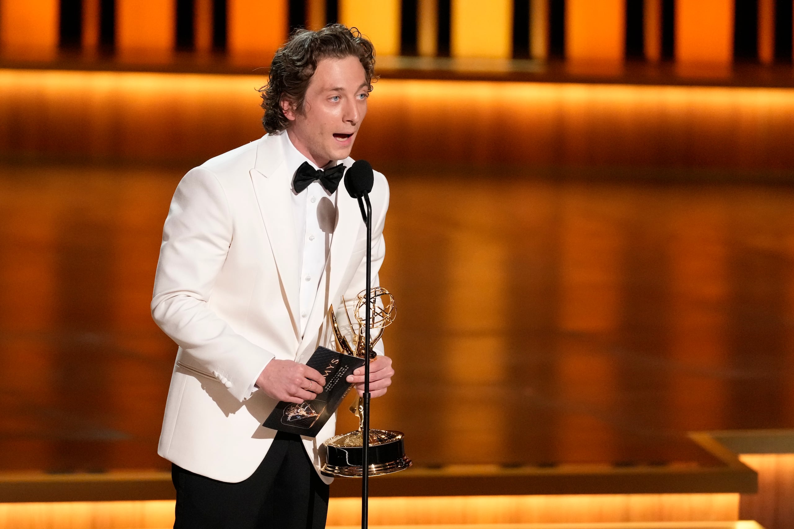 Jeremy Allen White recibe el premio a mejor actor de una serie de comedia por "The Bear" en la 75ª edición de los Premios Emmy.