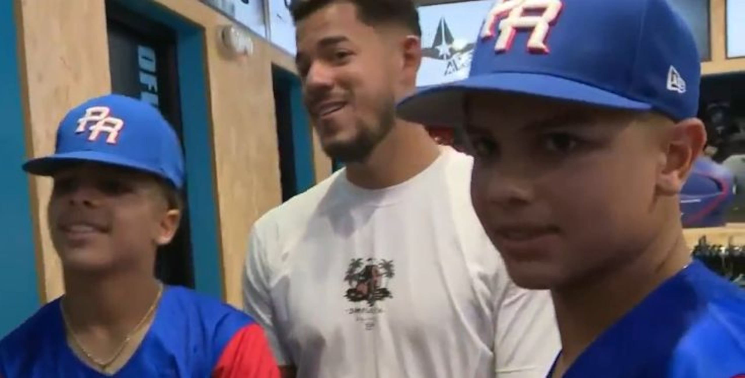 El pelotero José Berríos junto a los hermanos Yadriel y Dylan Ruiz, a quienes les robaron su equipo deportivo. Captura / Telemundo