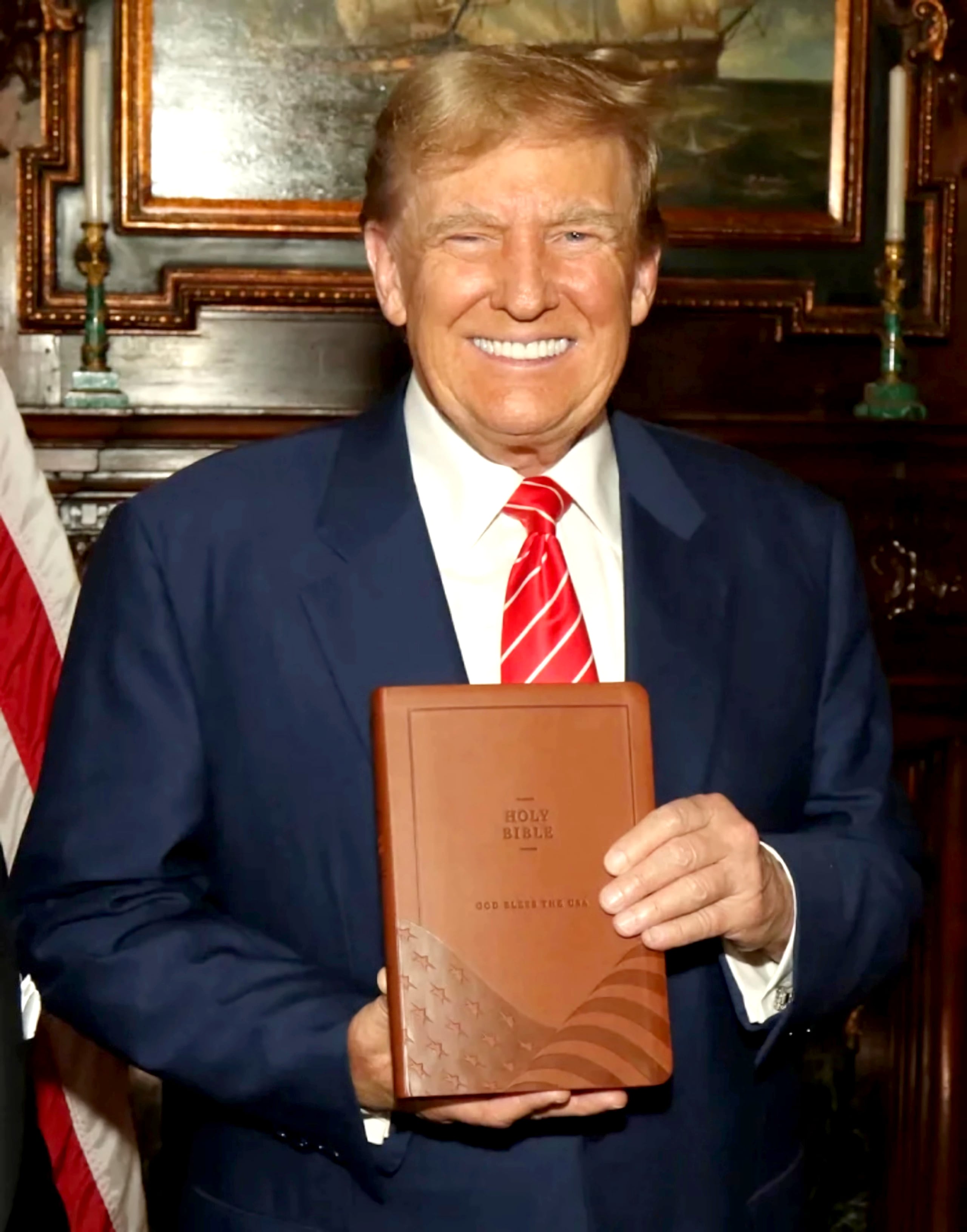 Fotografía promocional del sitio God Bless The USA Bible donde aparece el expresidente Donald Trump mientras posa con un ejemplar de la 'Biblia de Estados Unidos' que además de la Biblia, contiene una copia de la Constitución del país, la Carta de Derechos, la Declaración de Independencia y el Juramento de Fidelidad a la Bandera, y que está vendiendo a 59.99 dólares. EFE/God Bless The USA Bible